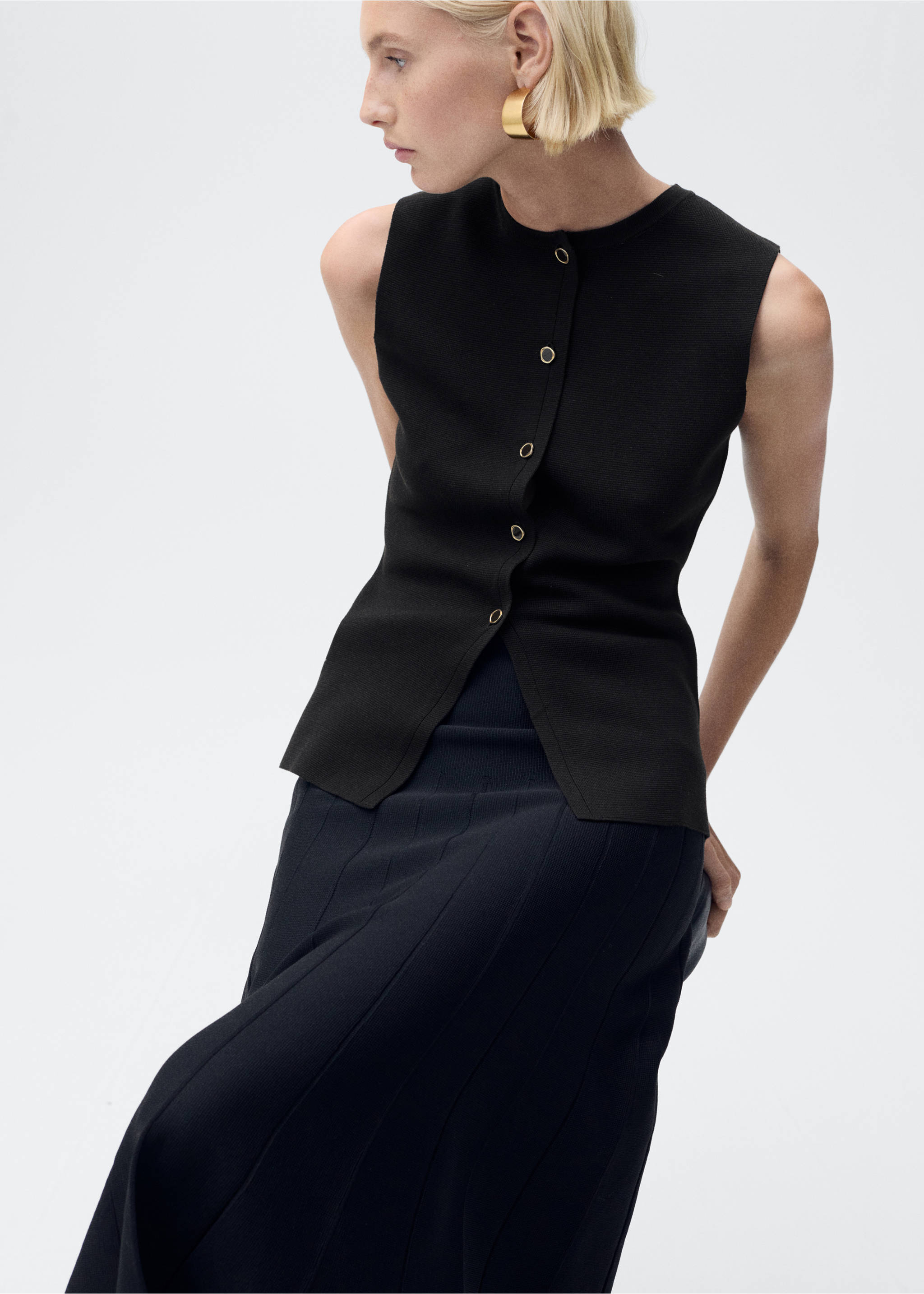 Fine-knit waistcoat with buttons - Details of the article 2, Chocolate. Ref: 87015764-00.