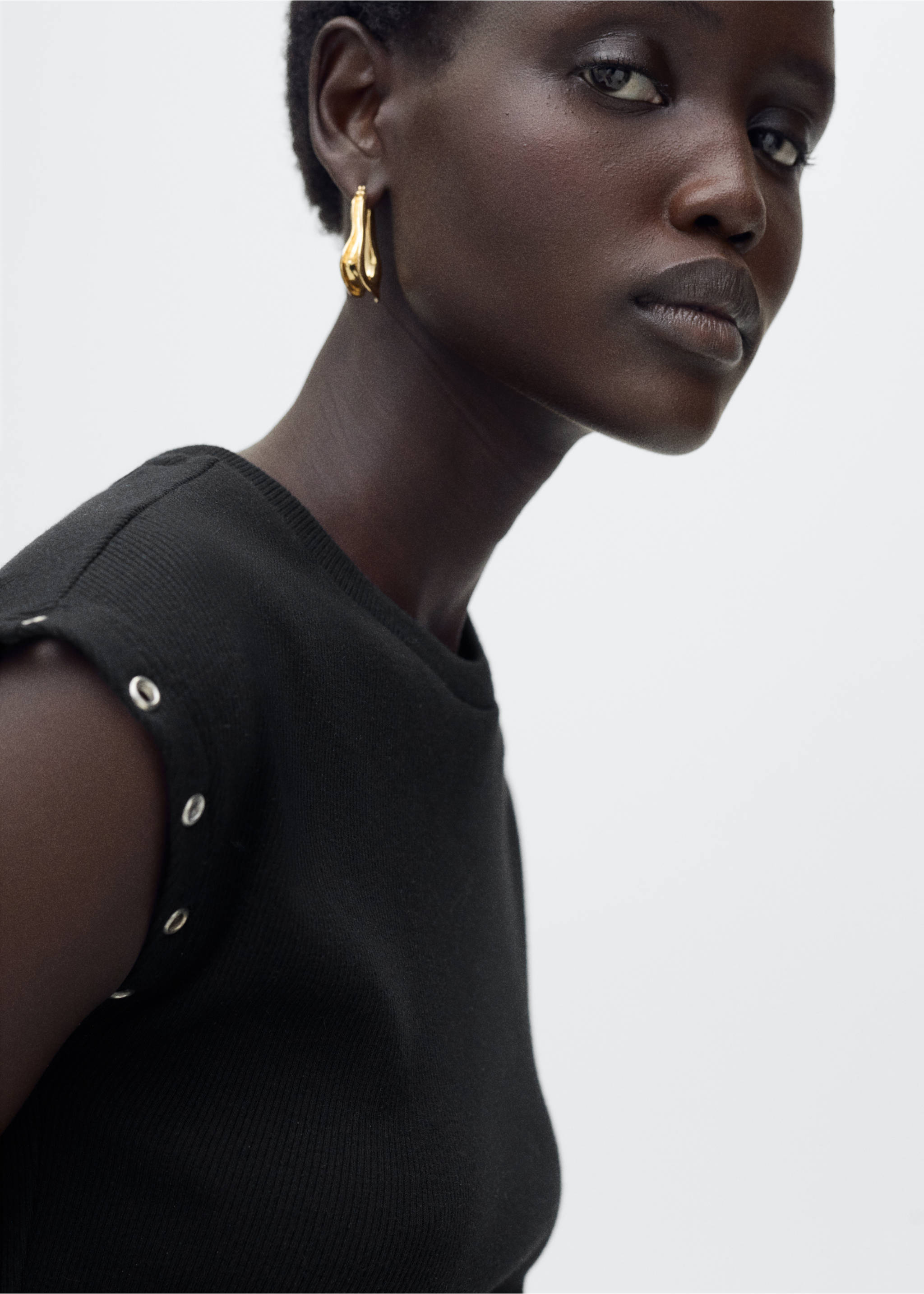 Geribd T-shirt met die-cut biesje - Detail van het artikel 1, Zwart. Ref: 87015766-00.