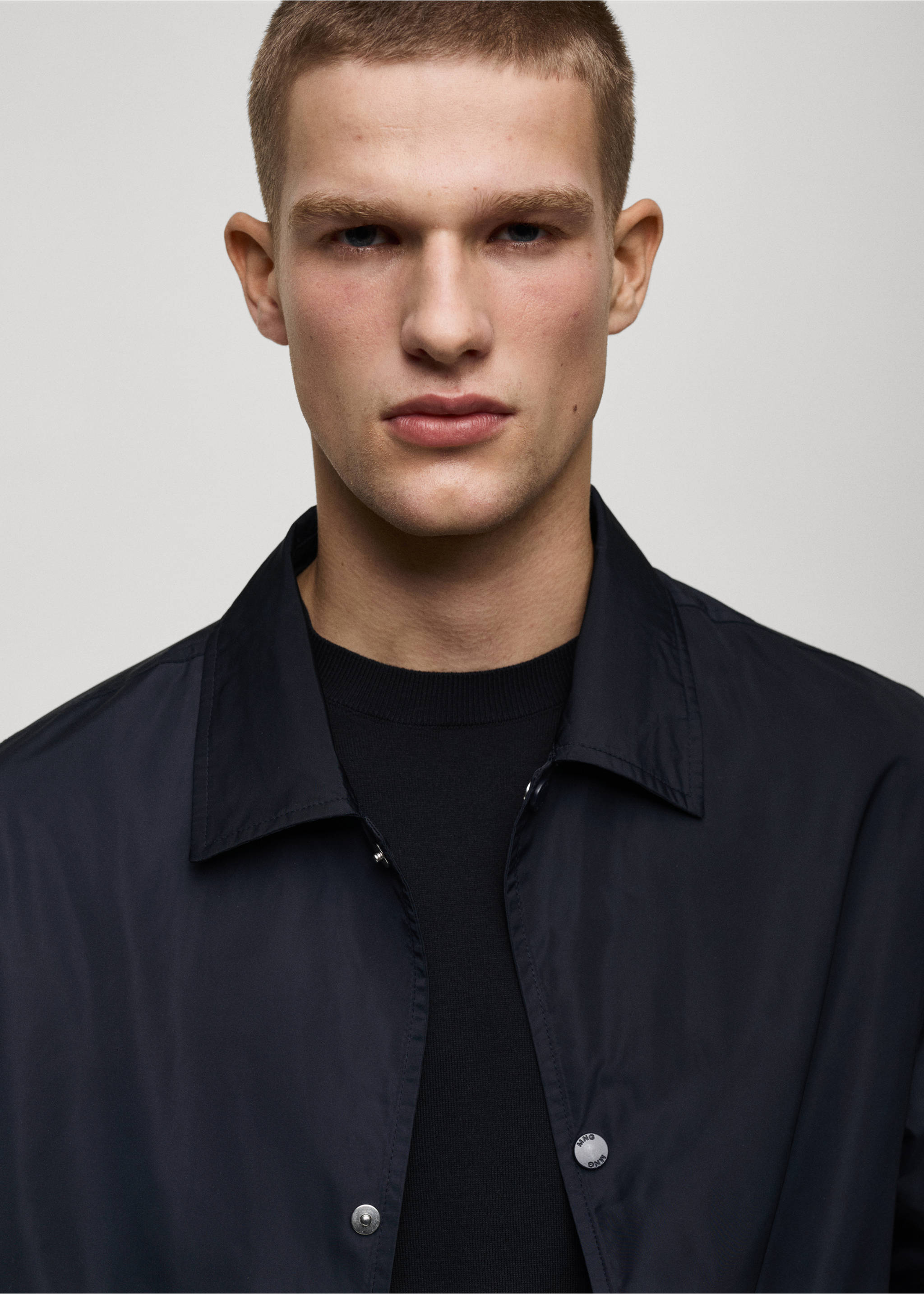 Casaco de tecido técnico regular fit - Pormenor do artigo 1, Azul-marinho escuro. Ref: 87015926-00.