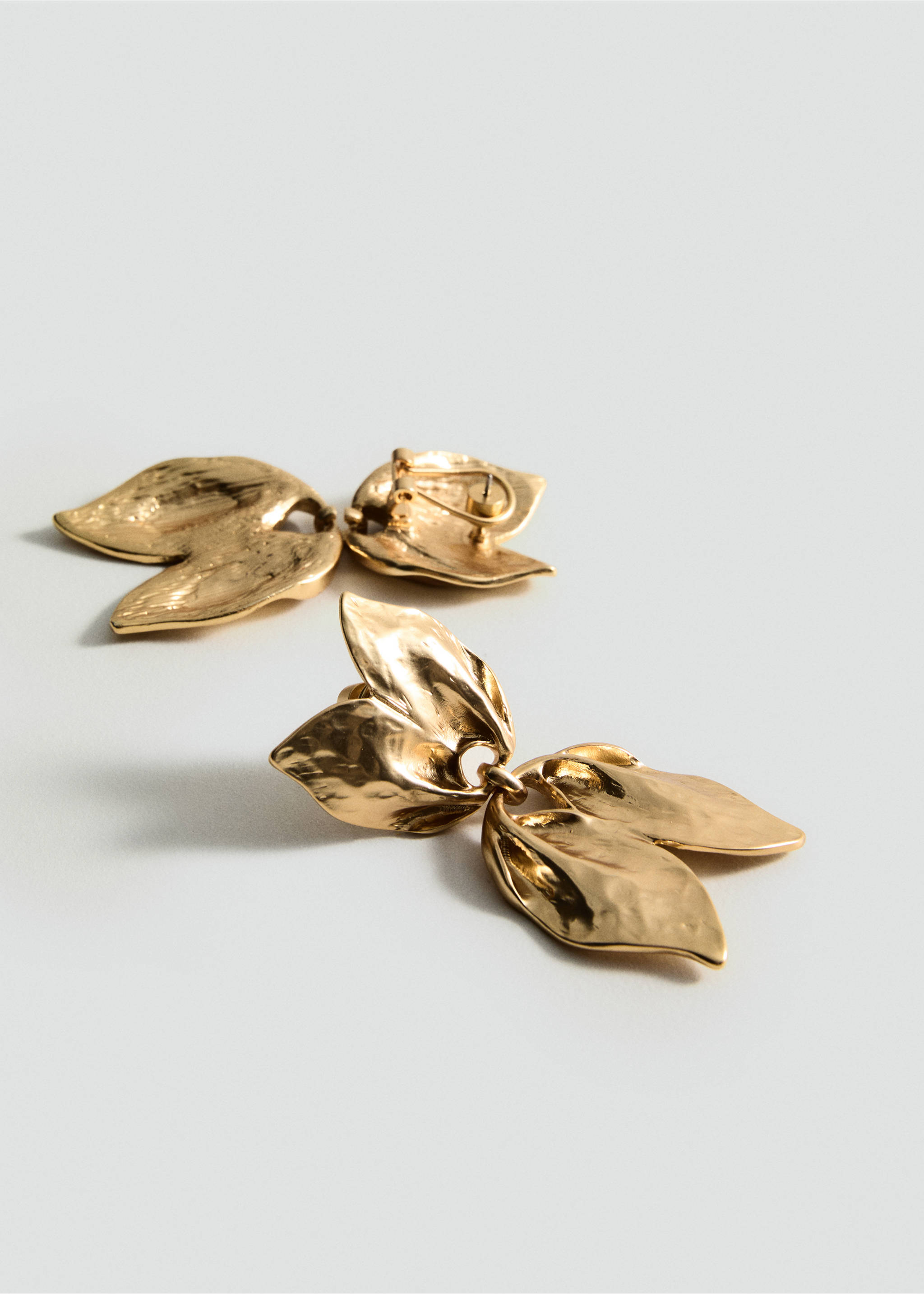 Ohrringe mit hängendem Design - Mittlere Ansicht, Gold. Ref: 87015973-00.