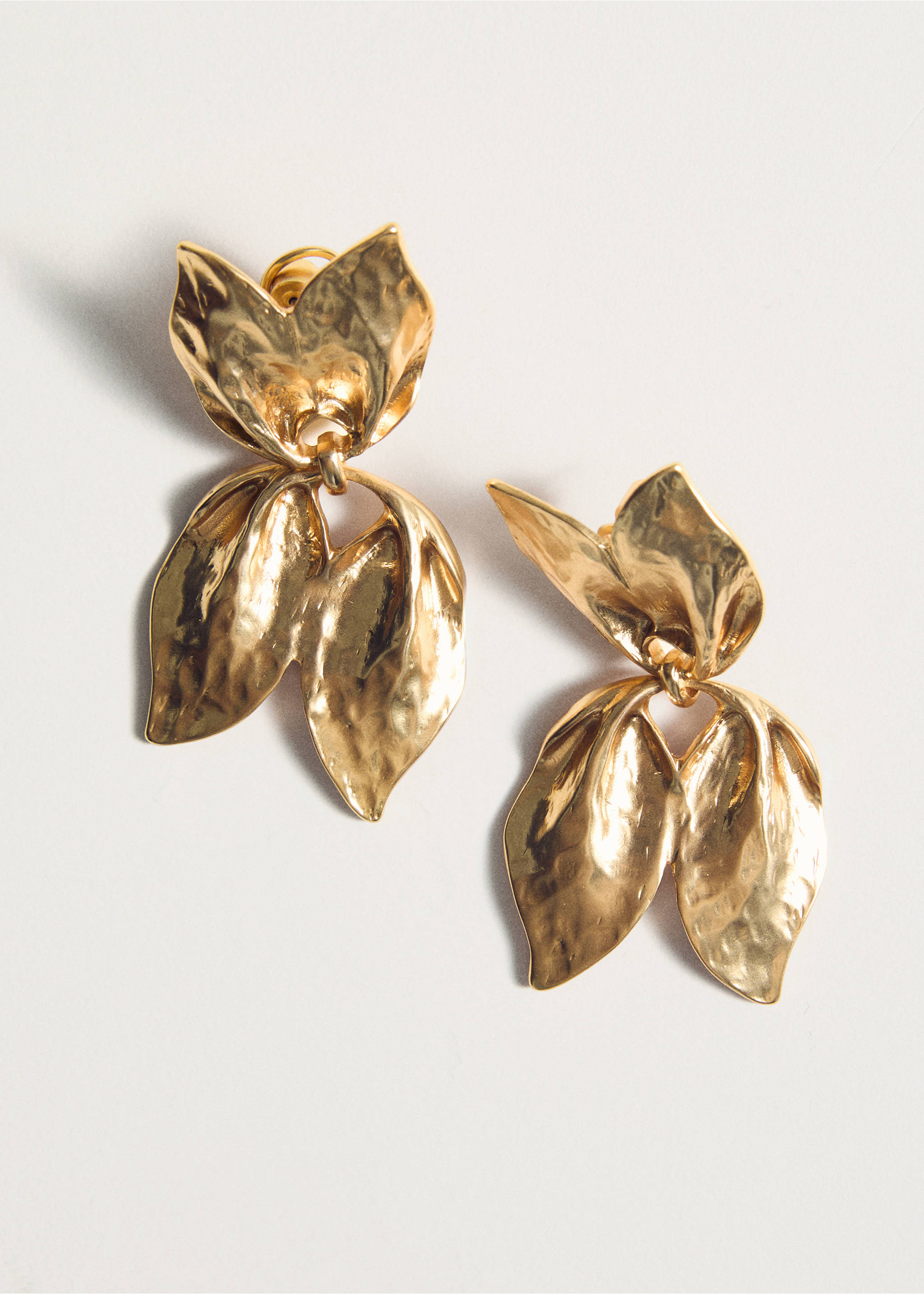 Ohrringe mit hängendem Design - Detail des Artikels 5, Gold. Ref: 87015973-00.