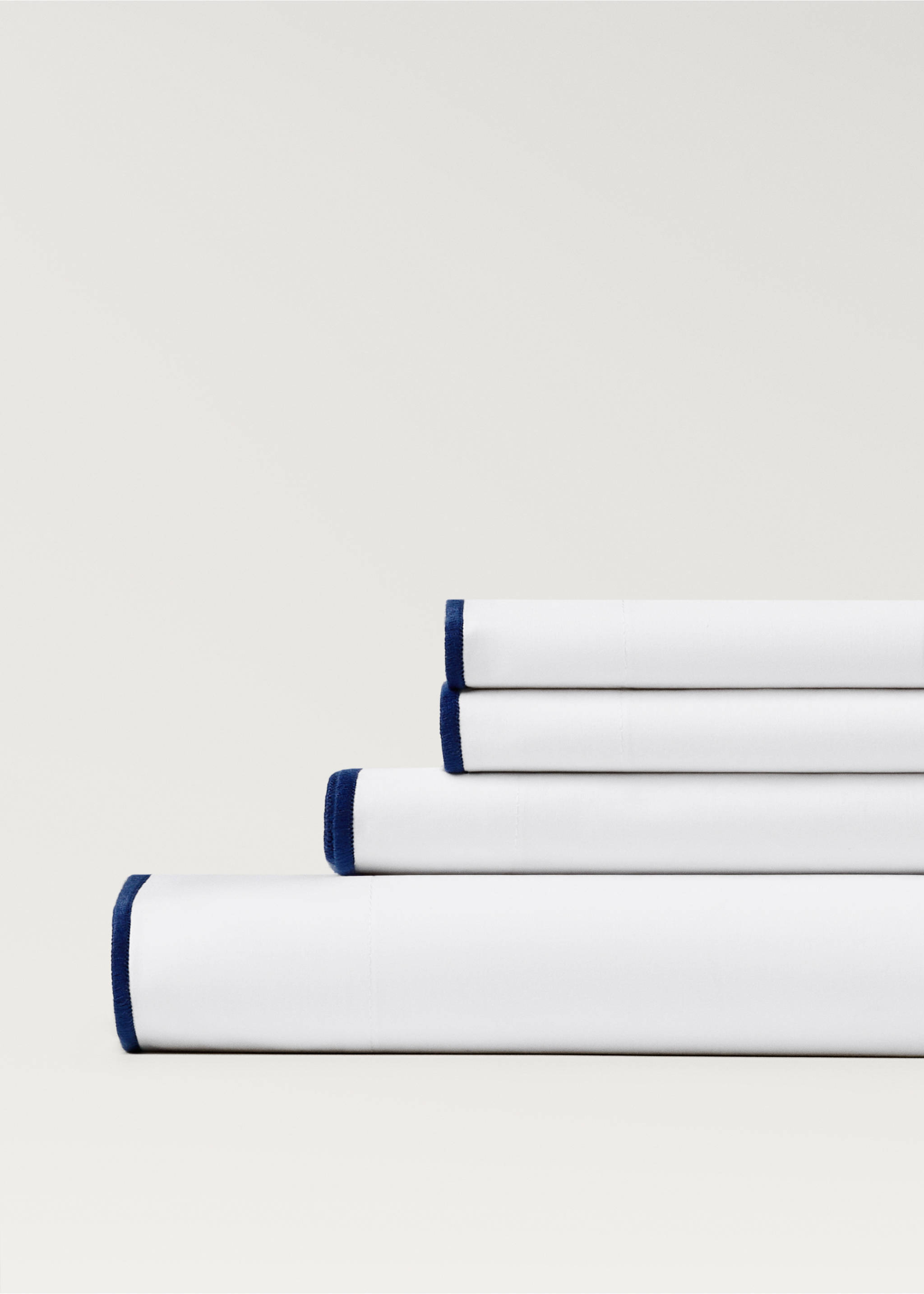 Cotton percale top sheet with contrasting overlock stitching for 180/200 cm bed - Details of the article 3, Blue. Ref: 87015991-00.