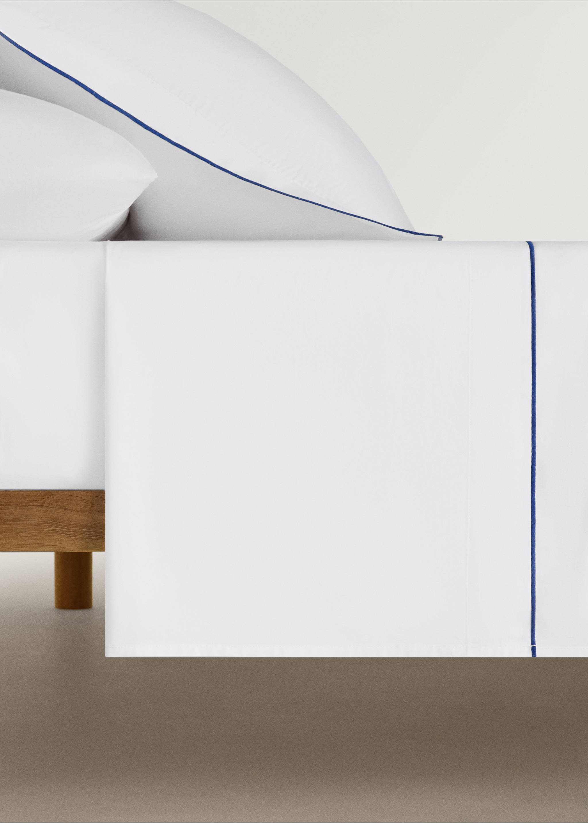 Cotton percale top sheet with contrasting overlock stitching for 180/200 cm bed - Article without model, Blue. Ref: 87015991-00.