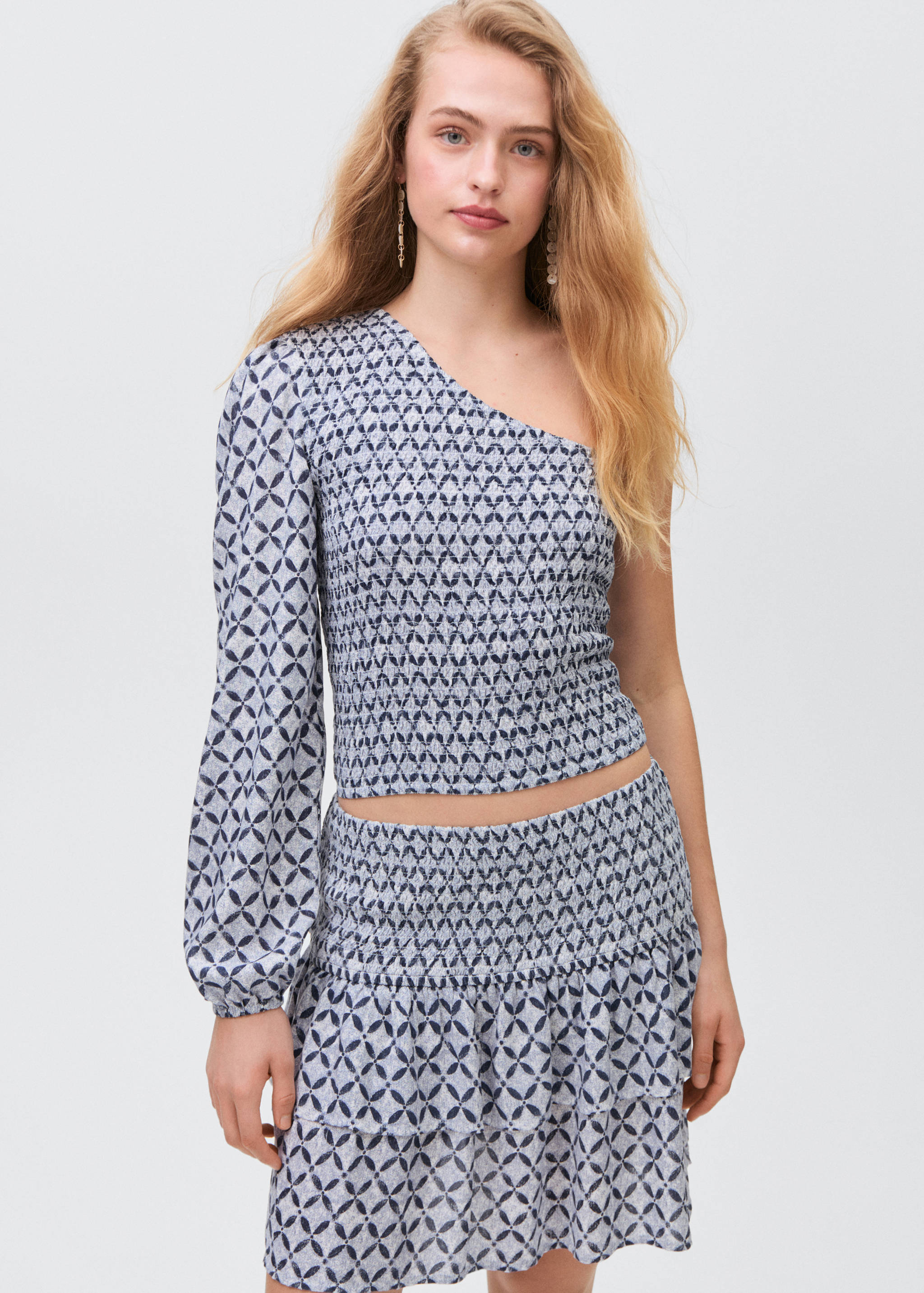 Top asimétrico estampado - Plano medio