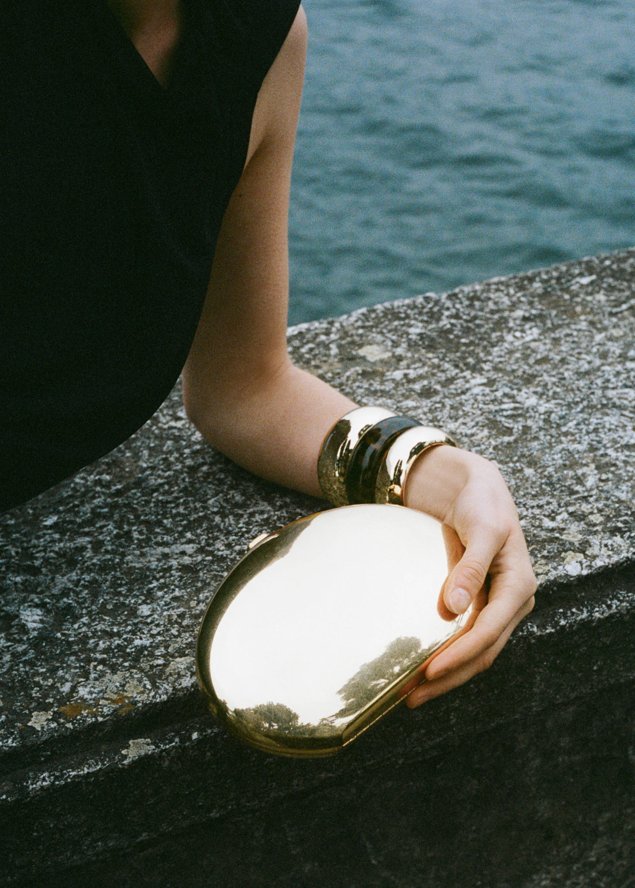 Sac à main clutch métallique - Plan général, Or. Ref: 87016346-00.