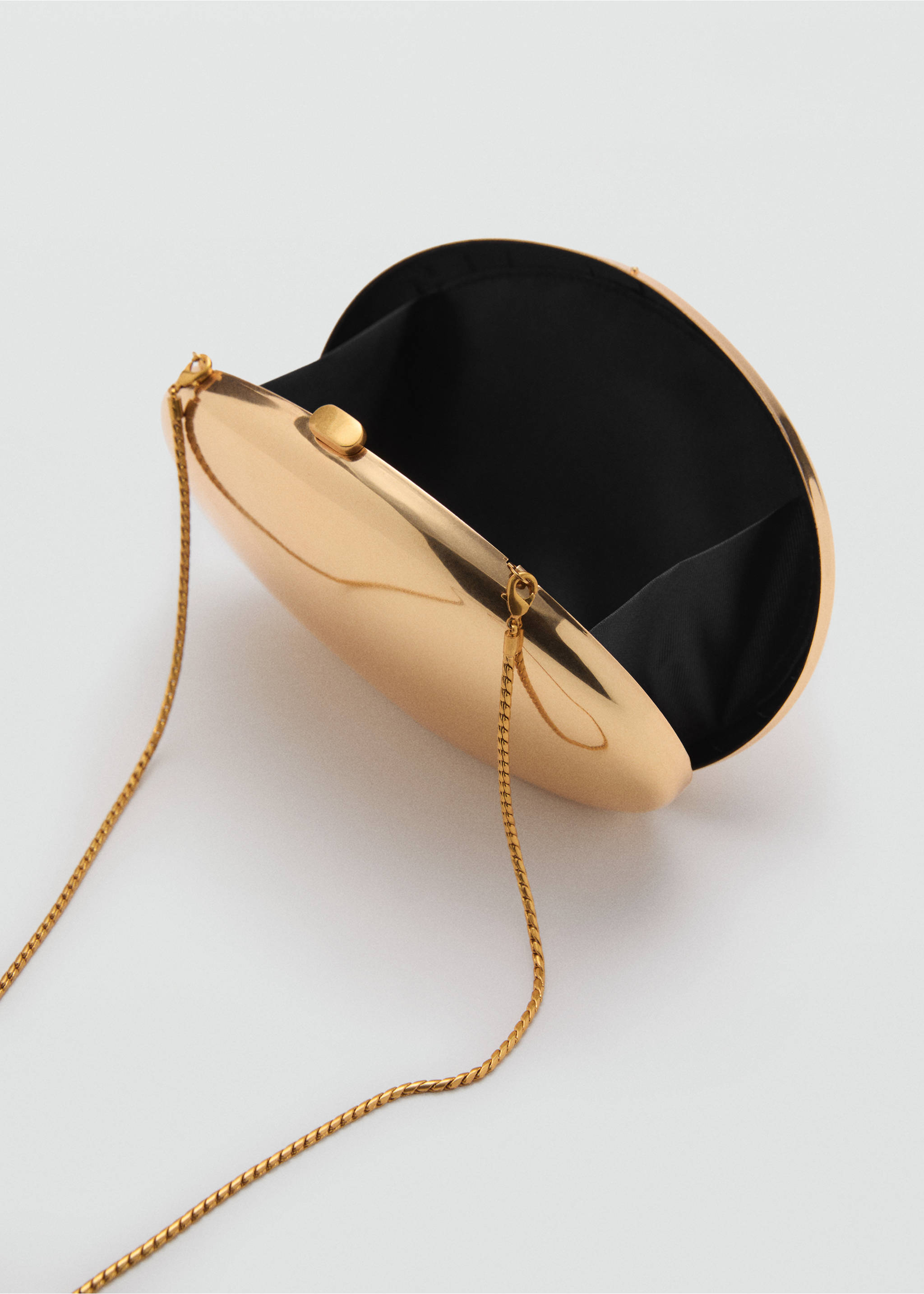 Sac à main clutch métallique - Détail de l'article 2, Or. Ref: 87016346-00.