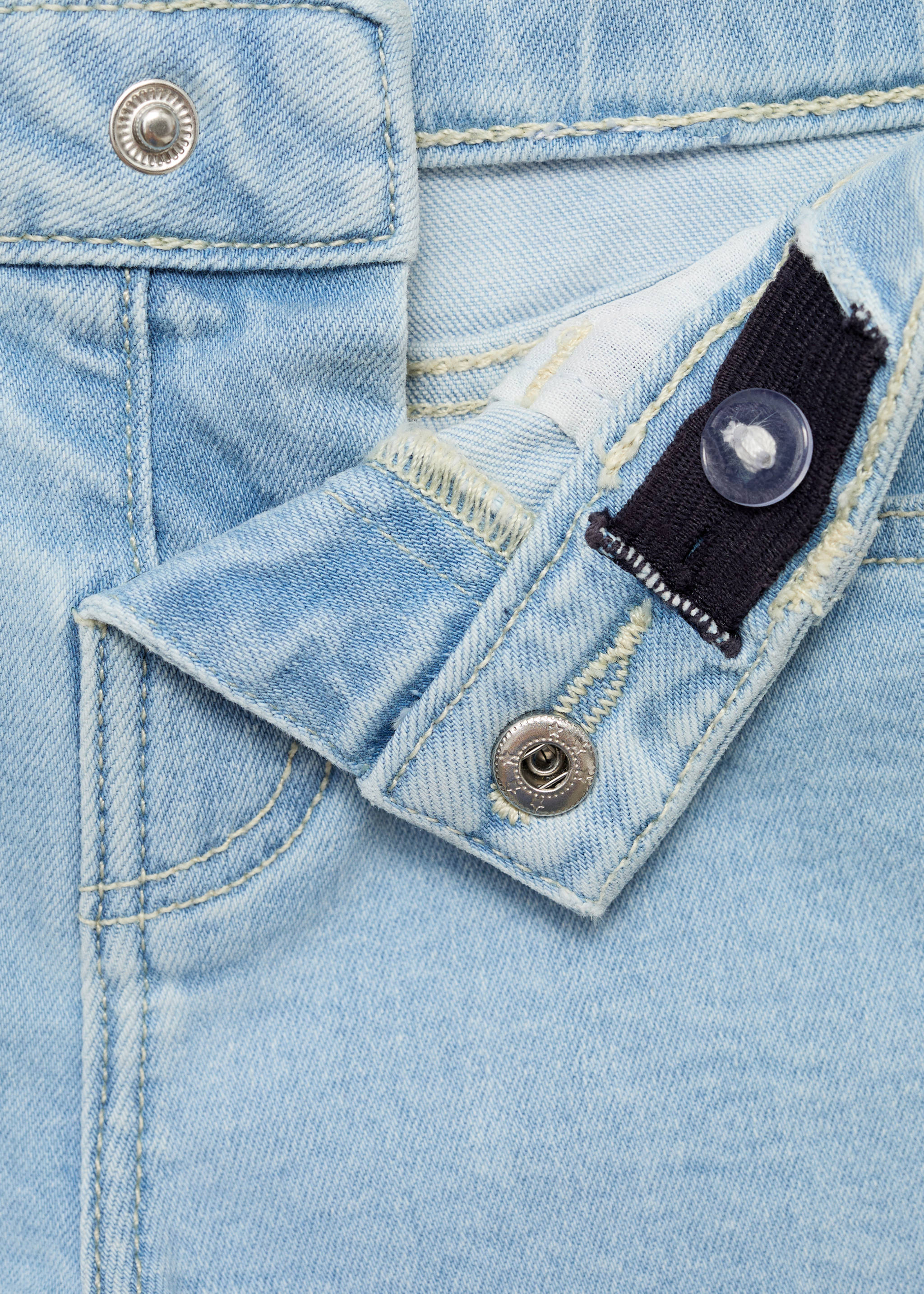 Jeansshorts mit ausgefranstem Saum - Detail des Artikels 8