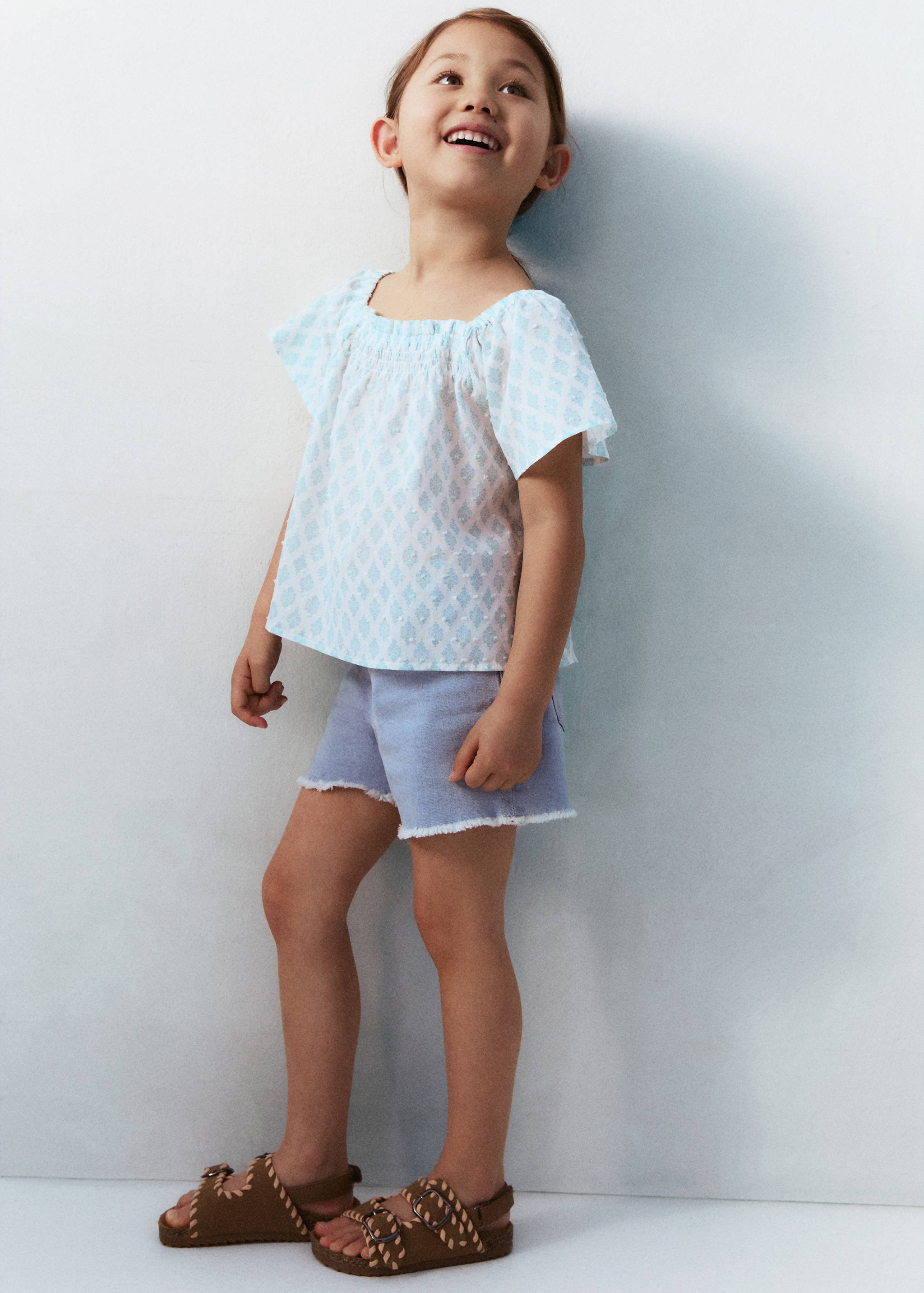 Jeansshorts mit ausgefranstem Saum - Detail des Artikels 5