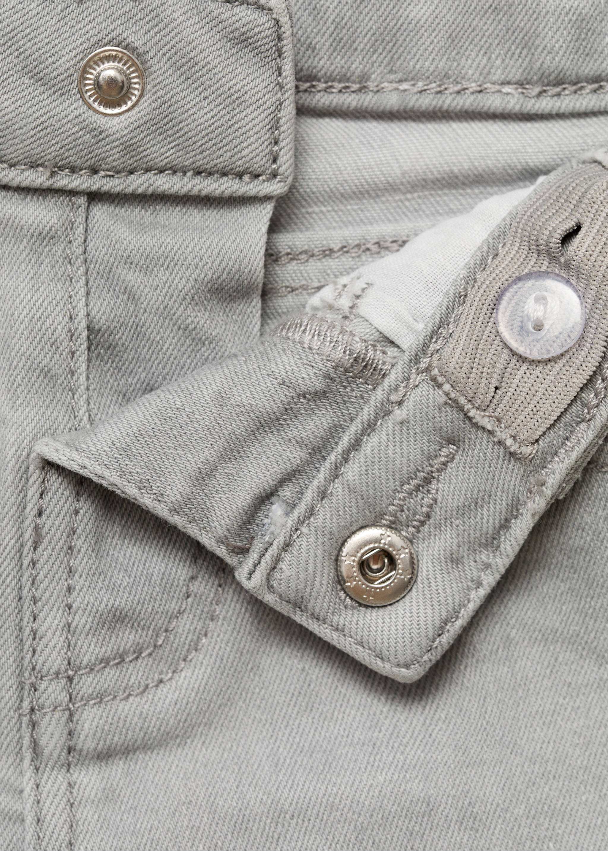 Jeansshorts mit ausgefranstem Saum - Detail des Artikels 8, Denim Grau. Ref: 87016349-00.