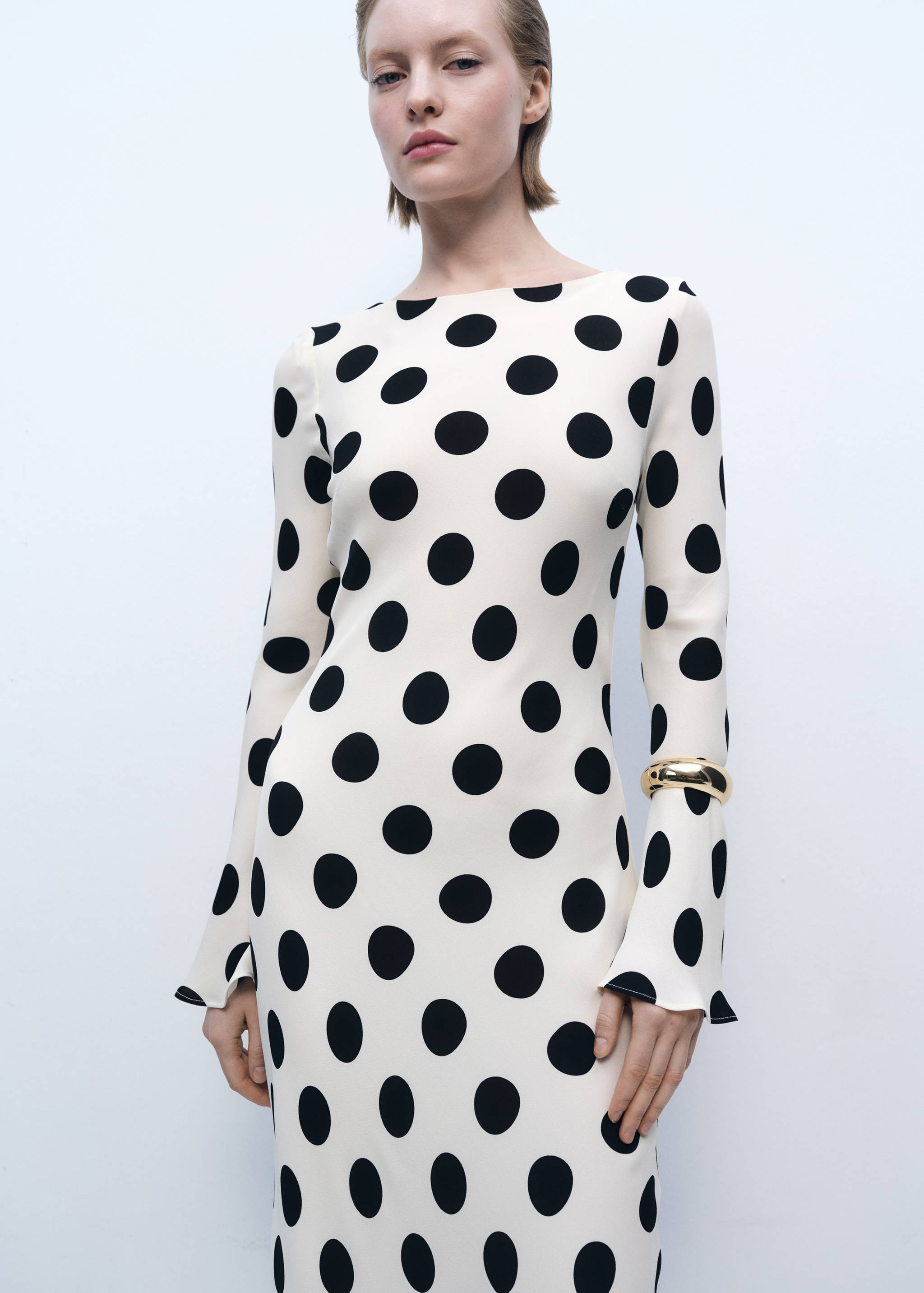 Vestido topos manga acampanada - Plano medio