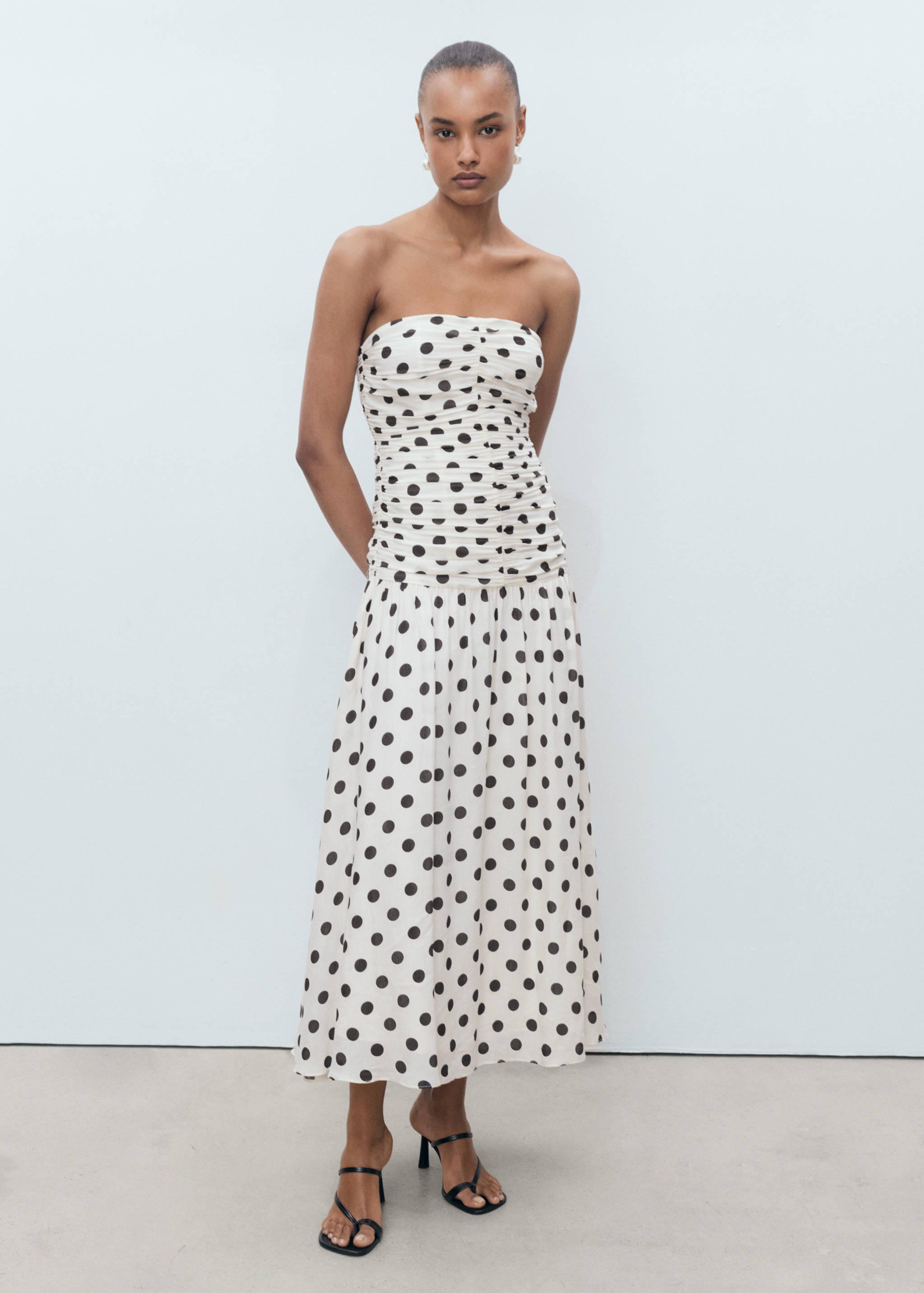 Polka-Dots-Kleid mit drapiertem Oberteil - Allgemeine Ansicht