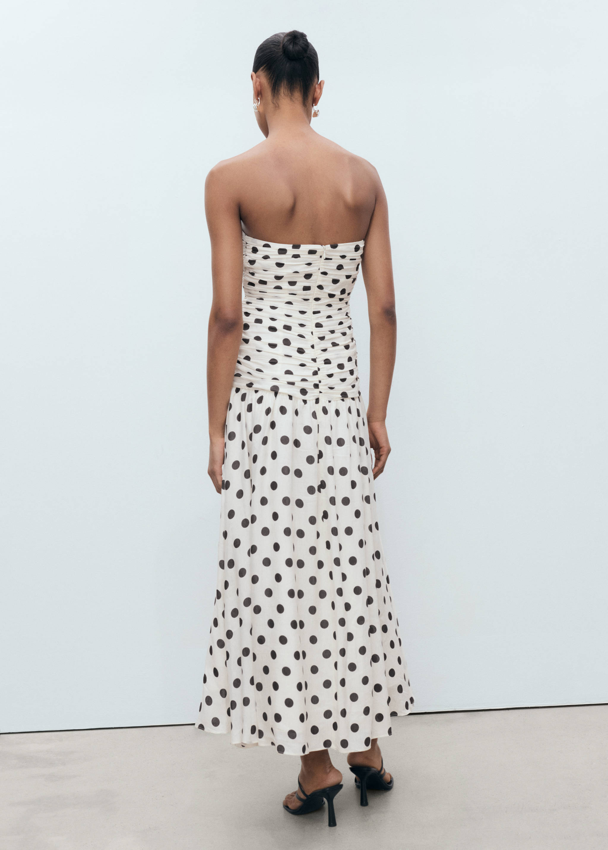 Polka-Dots-Kleid mit drapiertem Oberteil - Rückseite des Artikels
