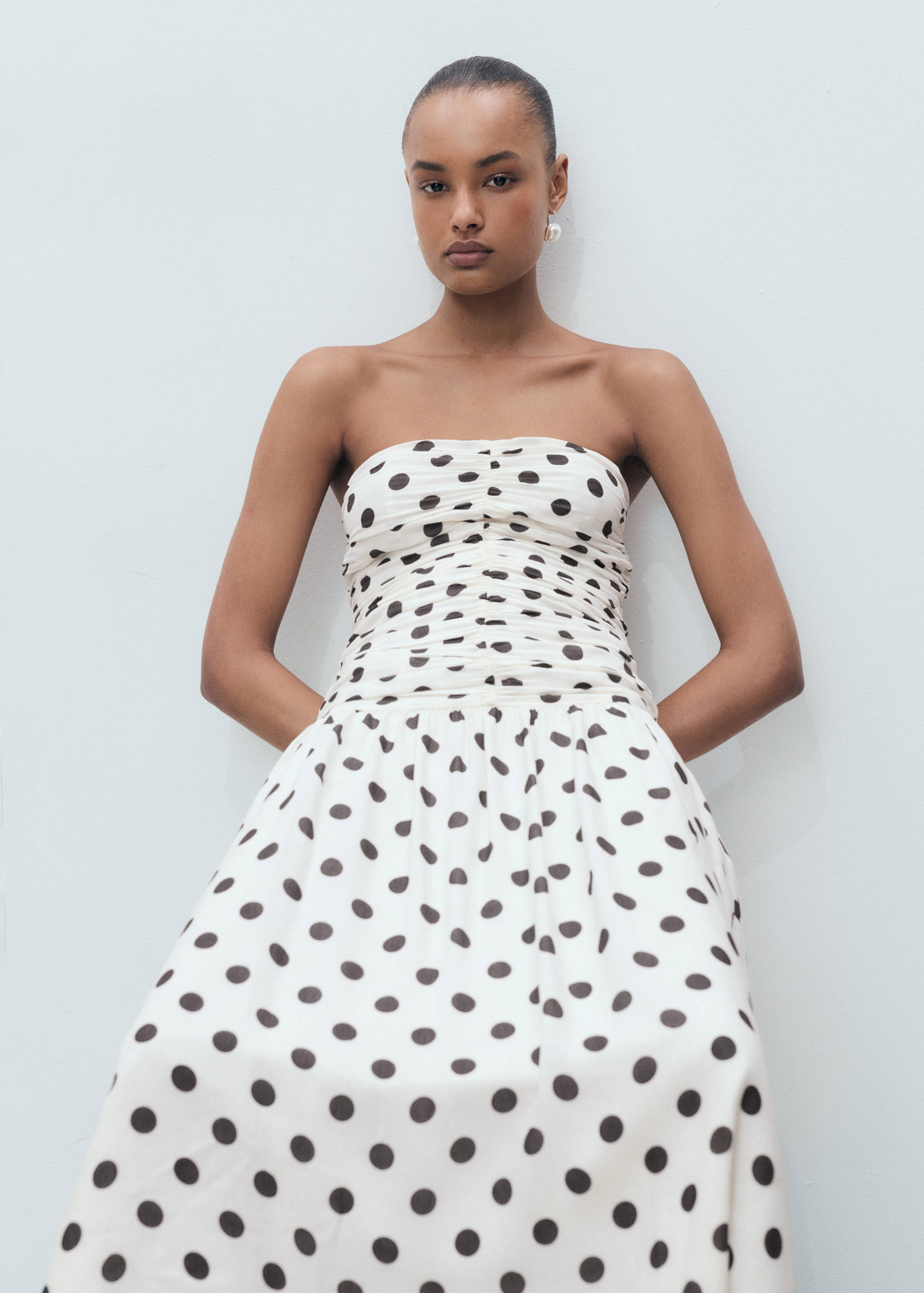 Polka-Dots-Kleid mit drapiertem Oberteil - Detail des Artikels 2