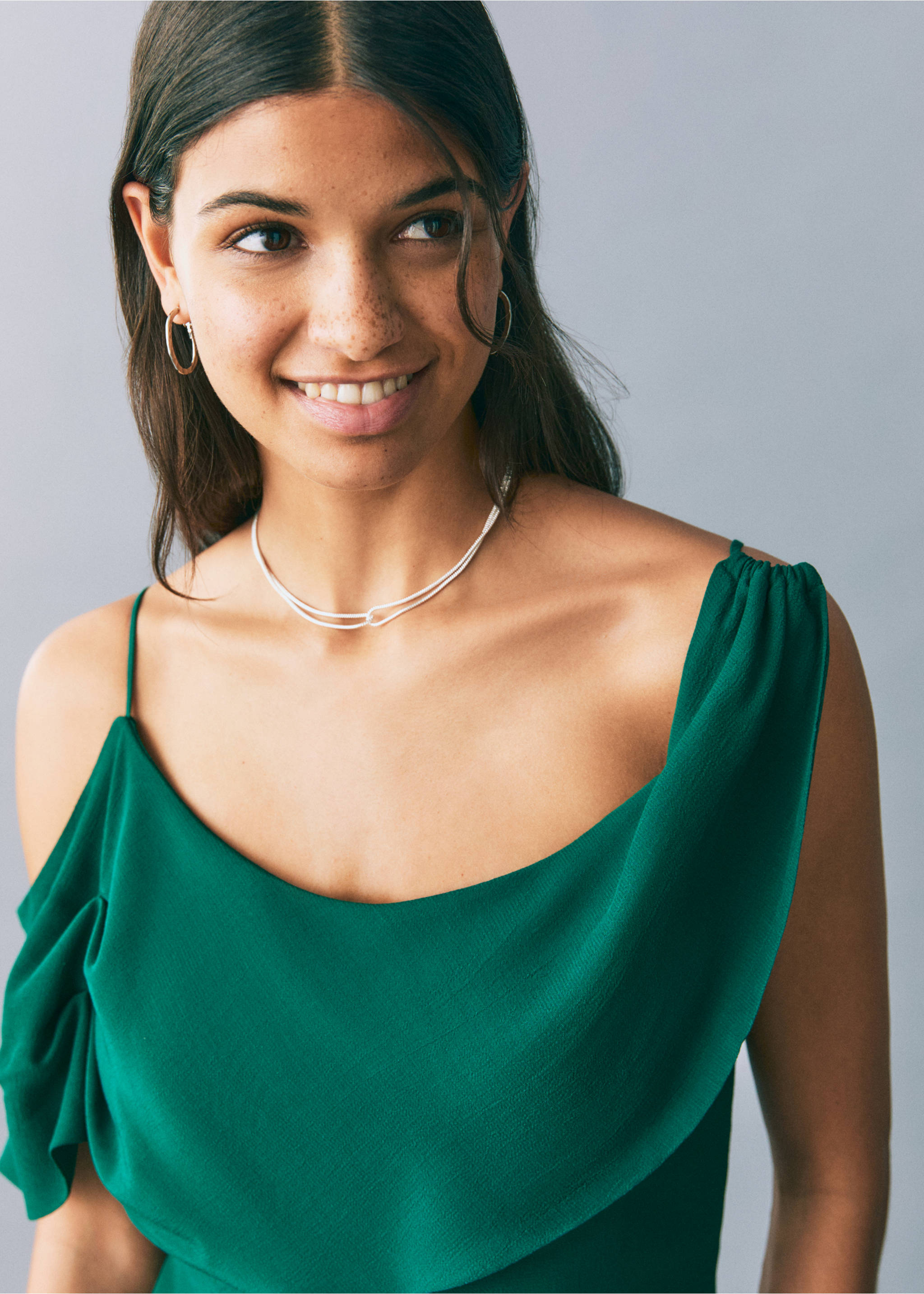 Asymmetrisches Chiffon-Kleid mit Rüschen - Detail des Artikels 1, Dunkelgrün. Ref: 87016374-00.