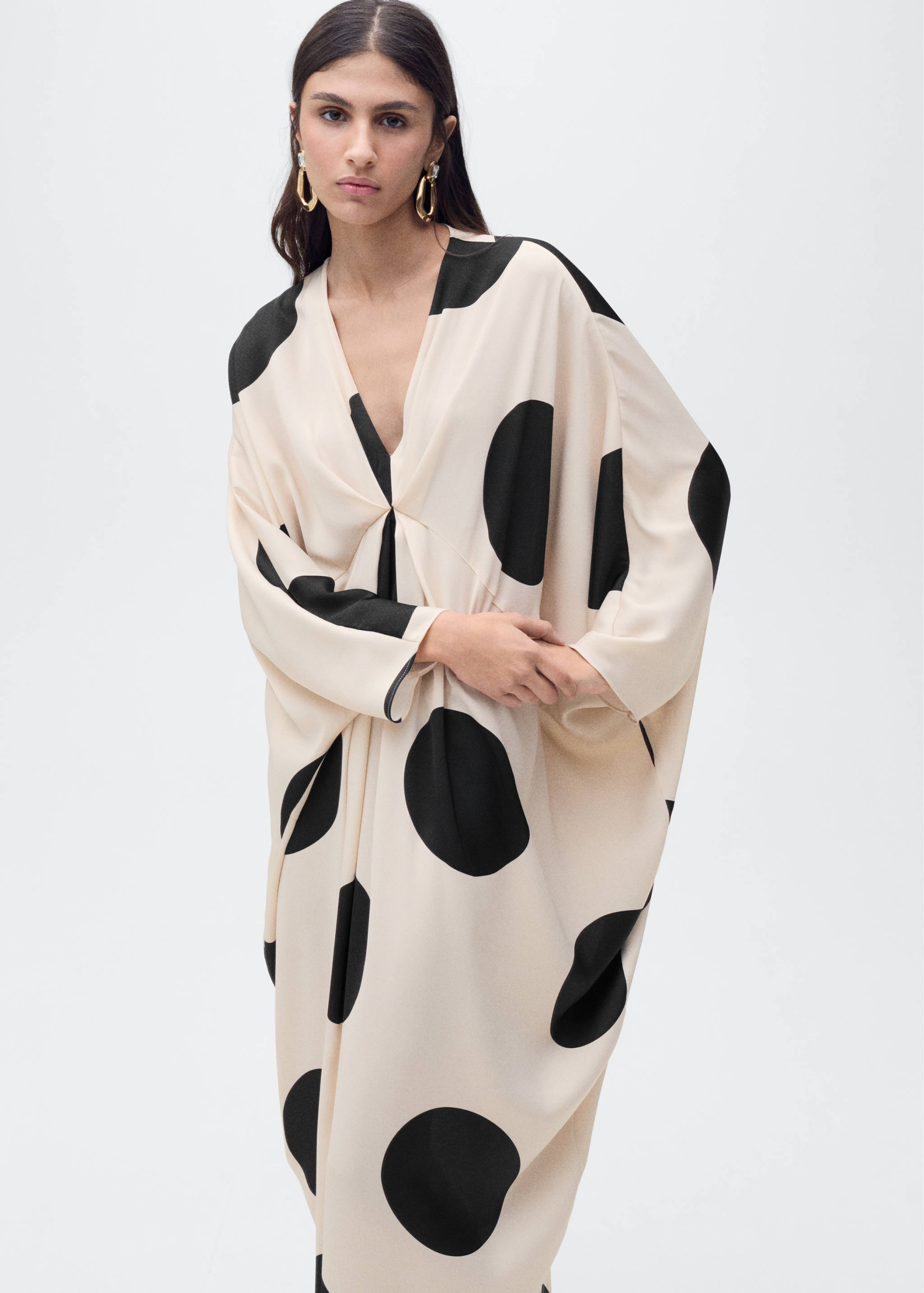 Gepunktetes drapiertes Kleid - Mittlere Ansicht