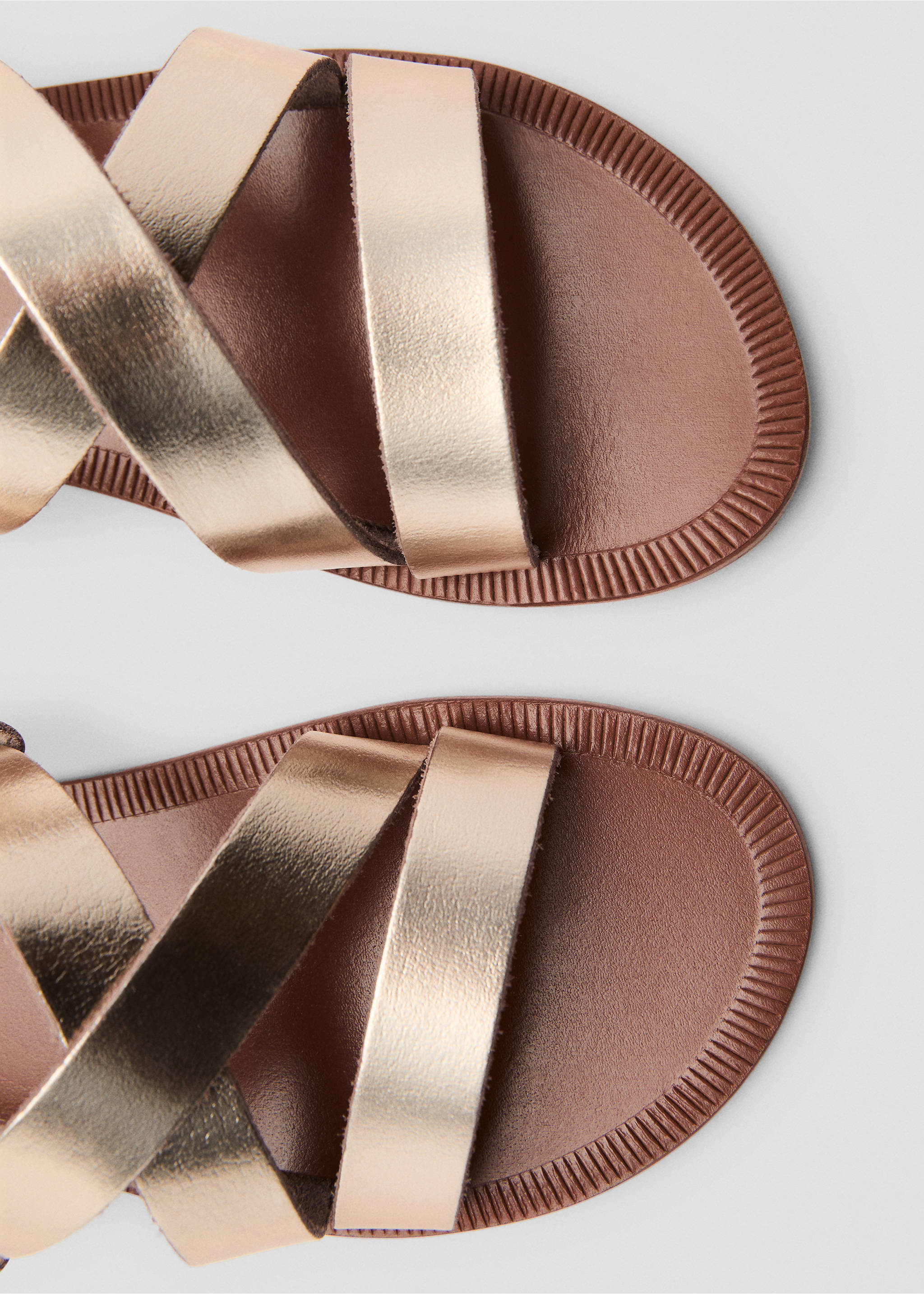 Riemen-Sandale im Metallic-Look - Detail des Artikels 1, Gold. Ref: 87016727-00.