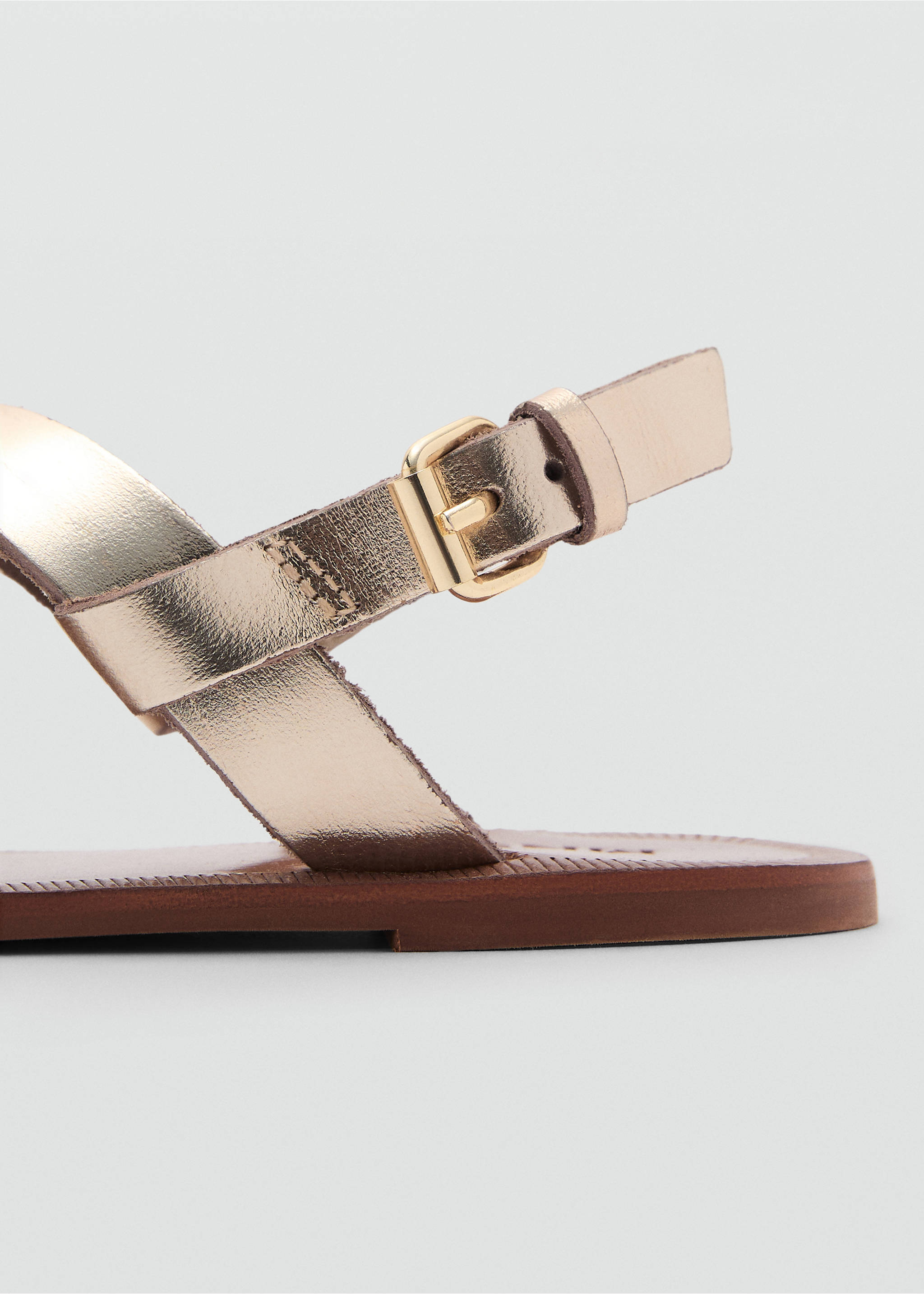 Riemen-Sandale im Metallic-Look - Detail des Artikels 2, Gold. Ref: 87016727-00.
