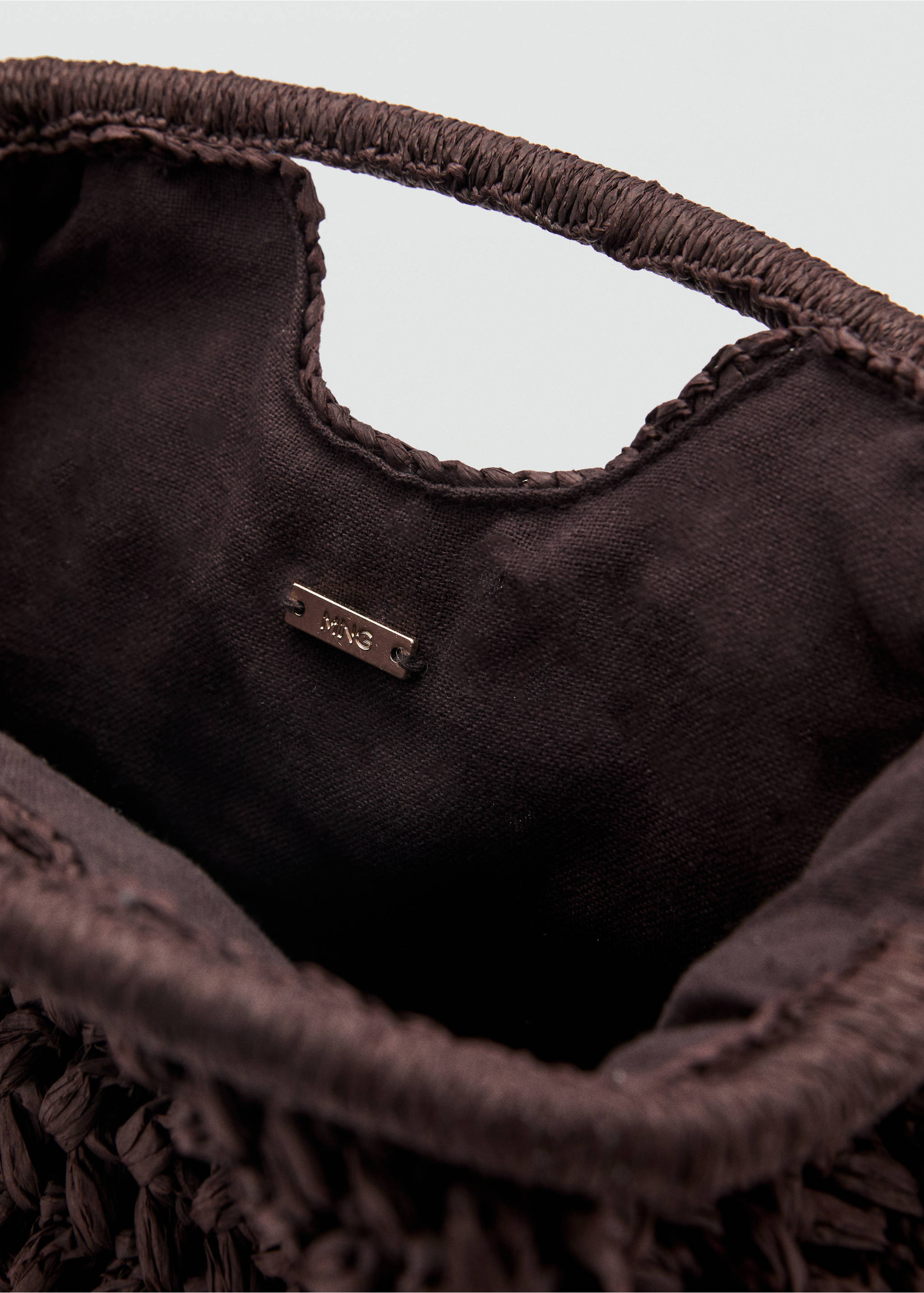 Clutch-Tasche aus Naturfaser - Detail des Artikels 3, Schokolade. Ref: 87017163-00.