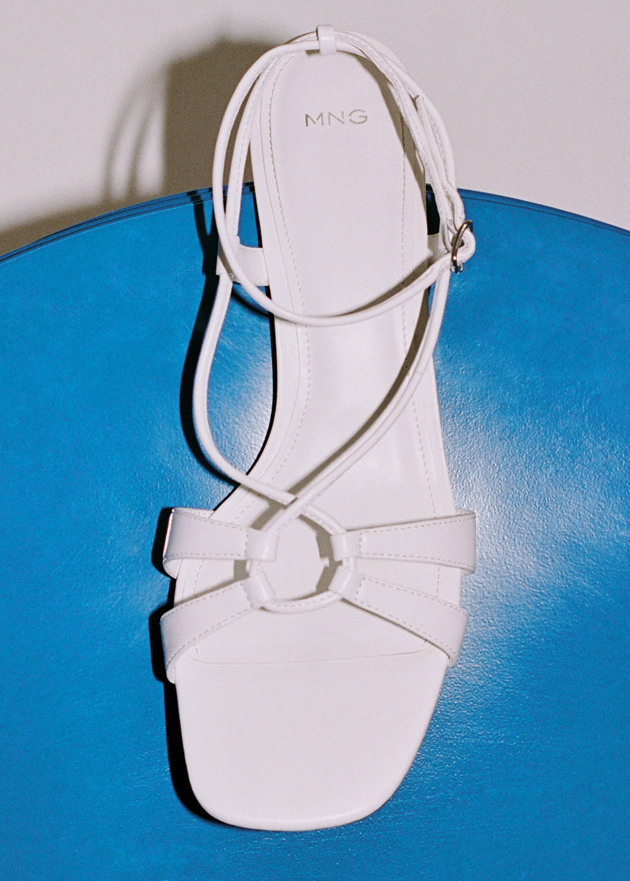 Sandalia tacón tiras combinadas - Plano general