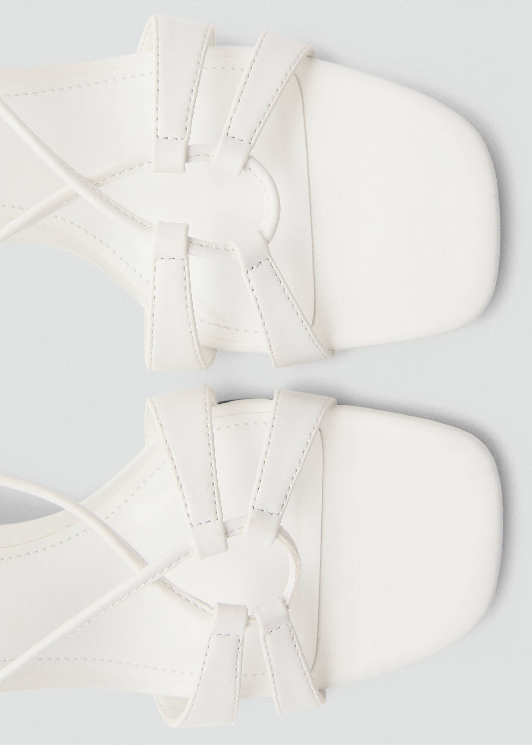 Sandalette mit kombinierten Riemen - Detail des Artikels 1, Weiß. Ref: 87017168-00.