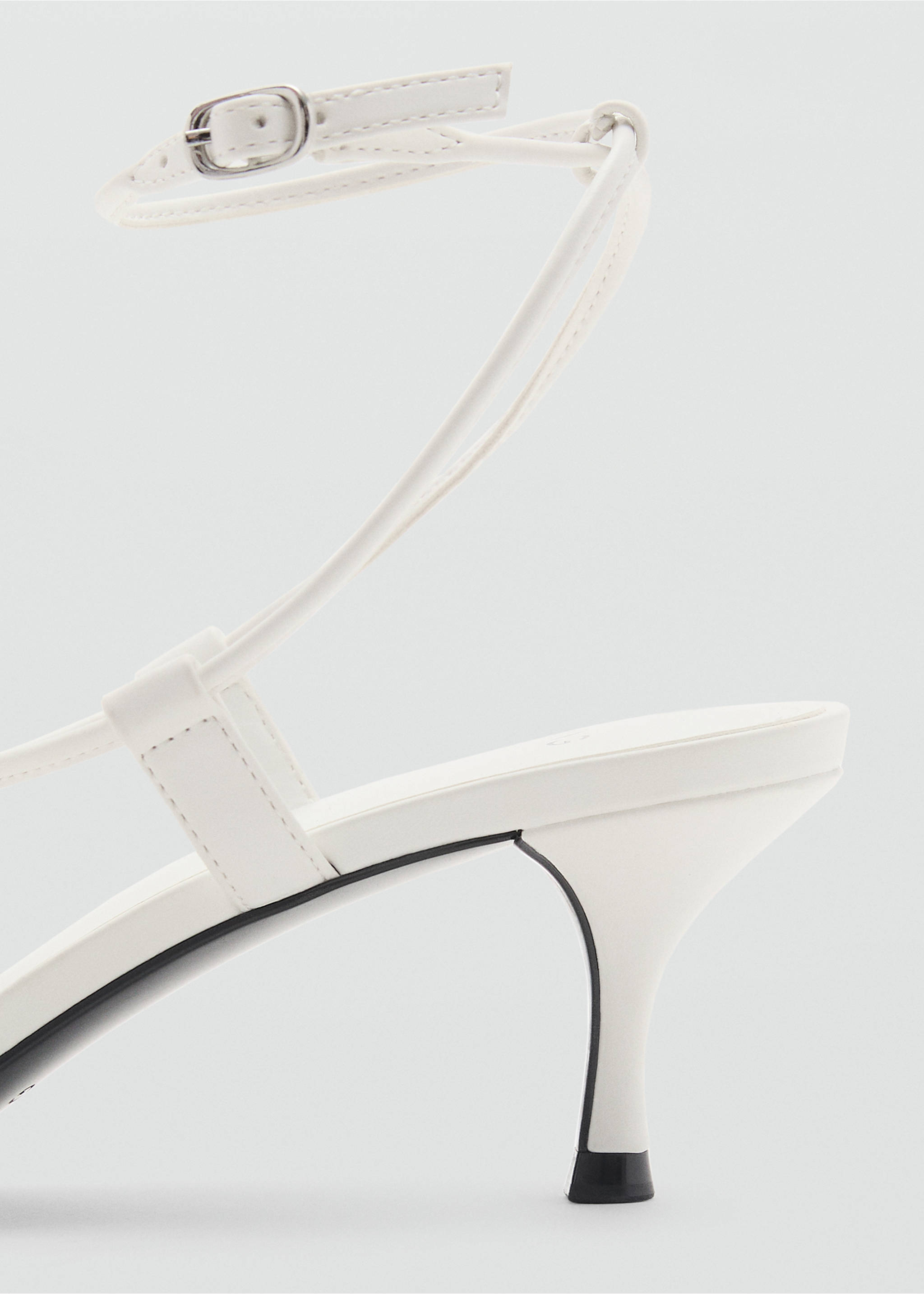 Sandalette mit kombinierten Riemen - Detail des Artikels 2, Weiß. Ref: 87017168-00.