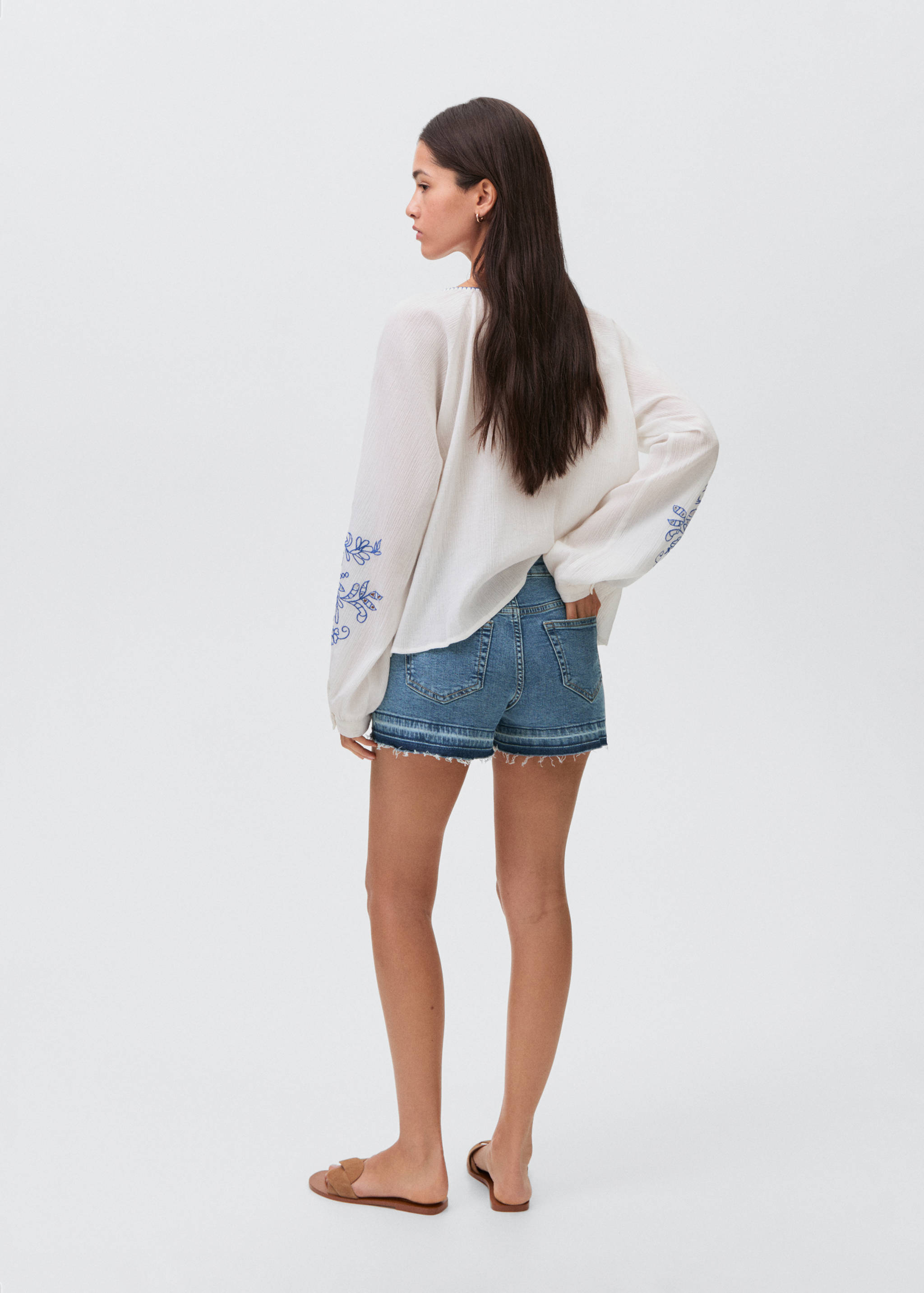 Jeansshorts mit ausgefranstem Saum - Rückseite des Artikels