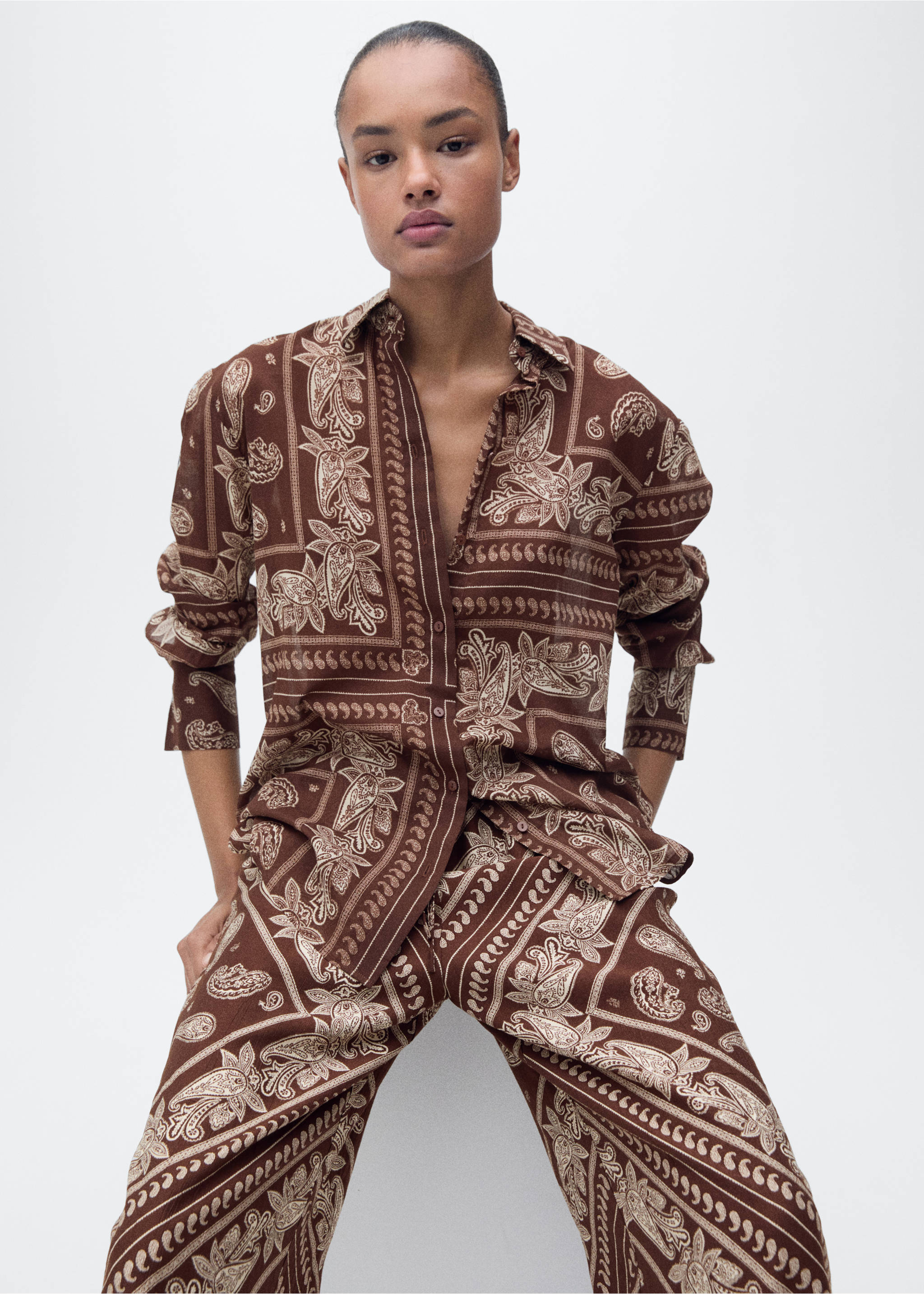 Camisa regular paisley - Detalle del artículo 1, Marrón. Ref: 87017183-00.