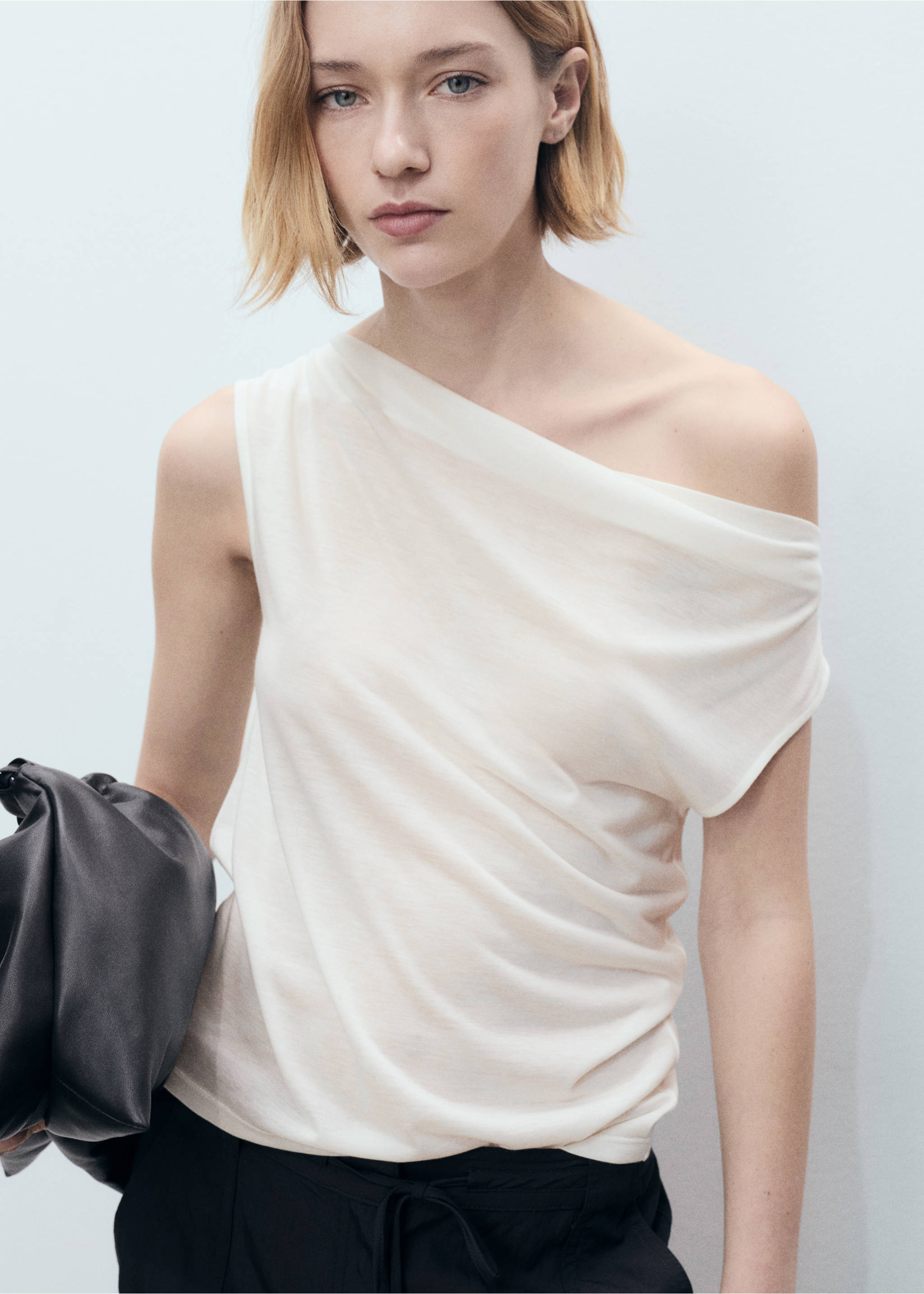 Topp i lyocell med draperad halsringning - Bild av mittparti, Rå. Ref: 87017189-00.