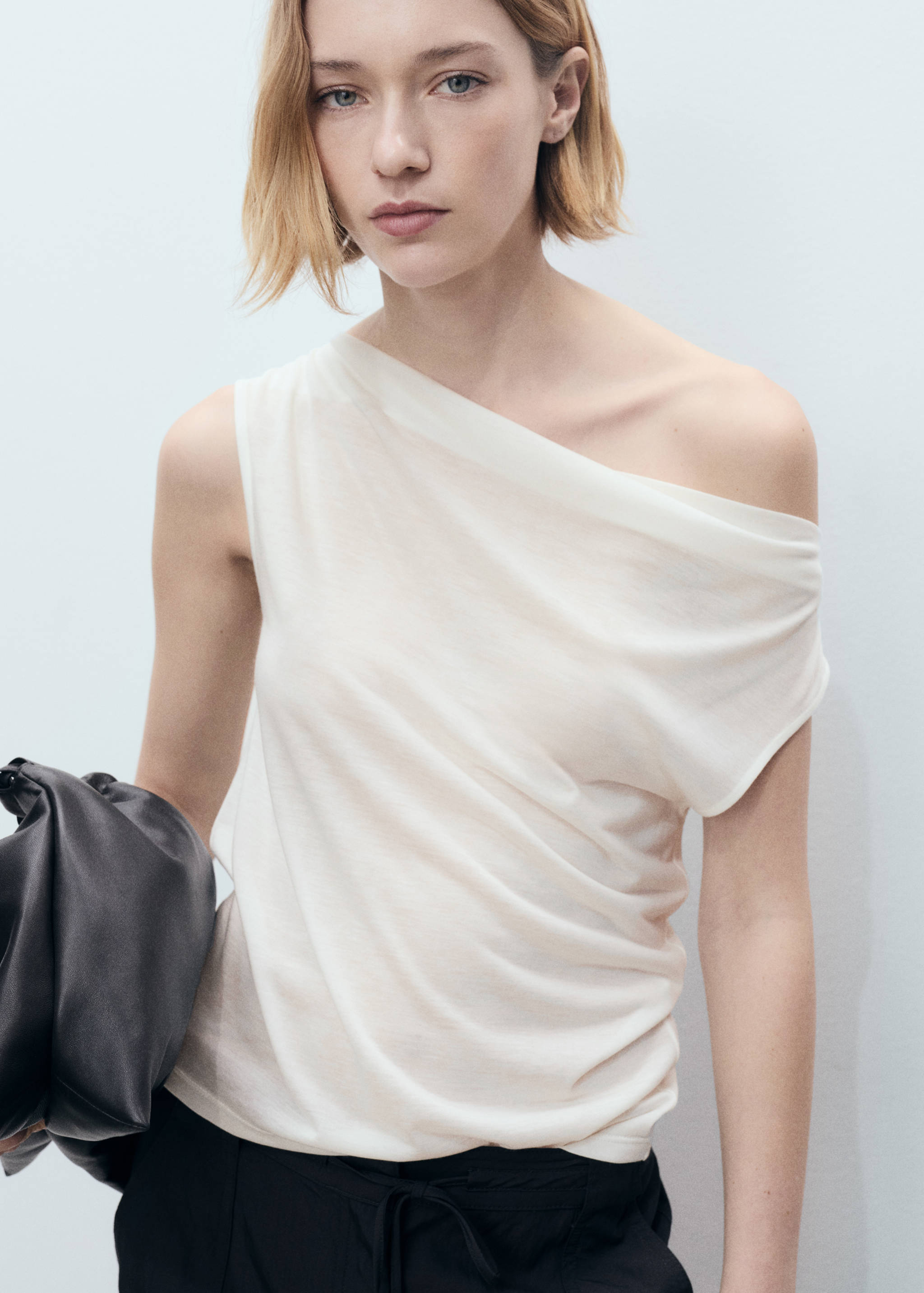 Topp i lyocell med draperad halsringning - Bild av mittparti