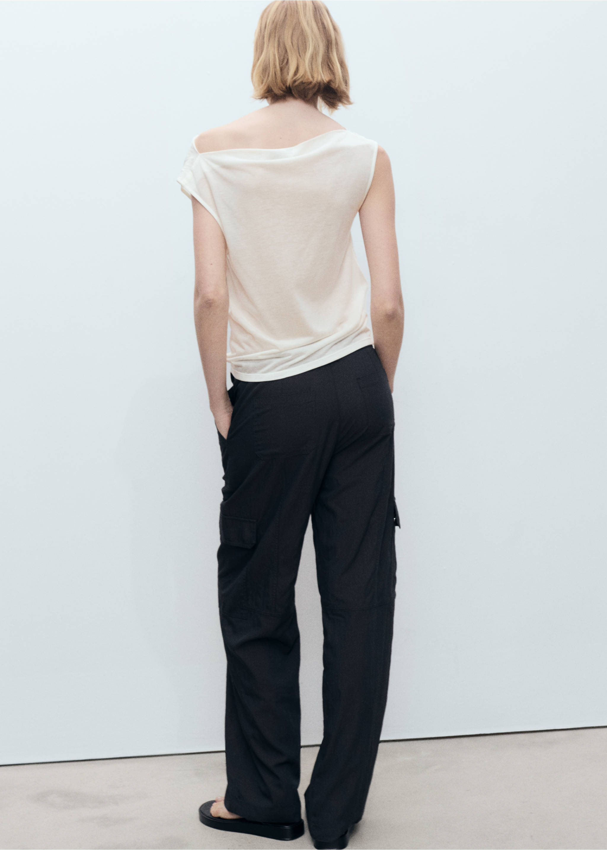 Topp i lyocell med draperad halsringning - Artikelns baksida, Rå. Ref: 87017189-00.