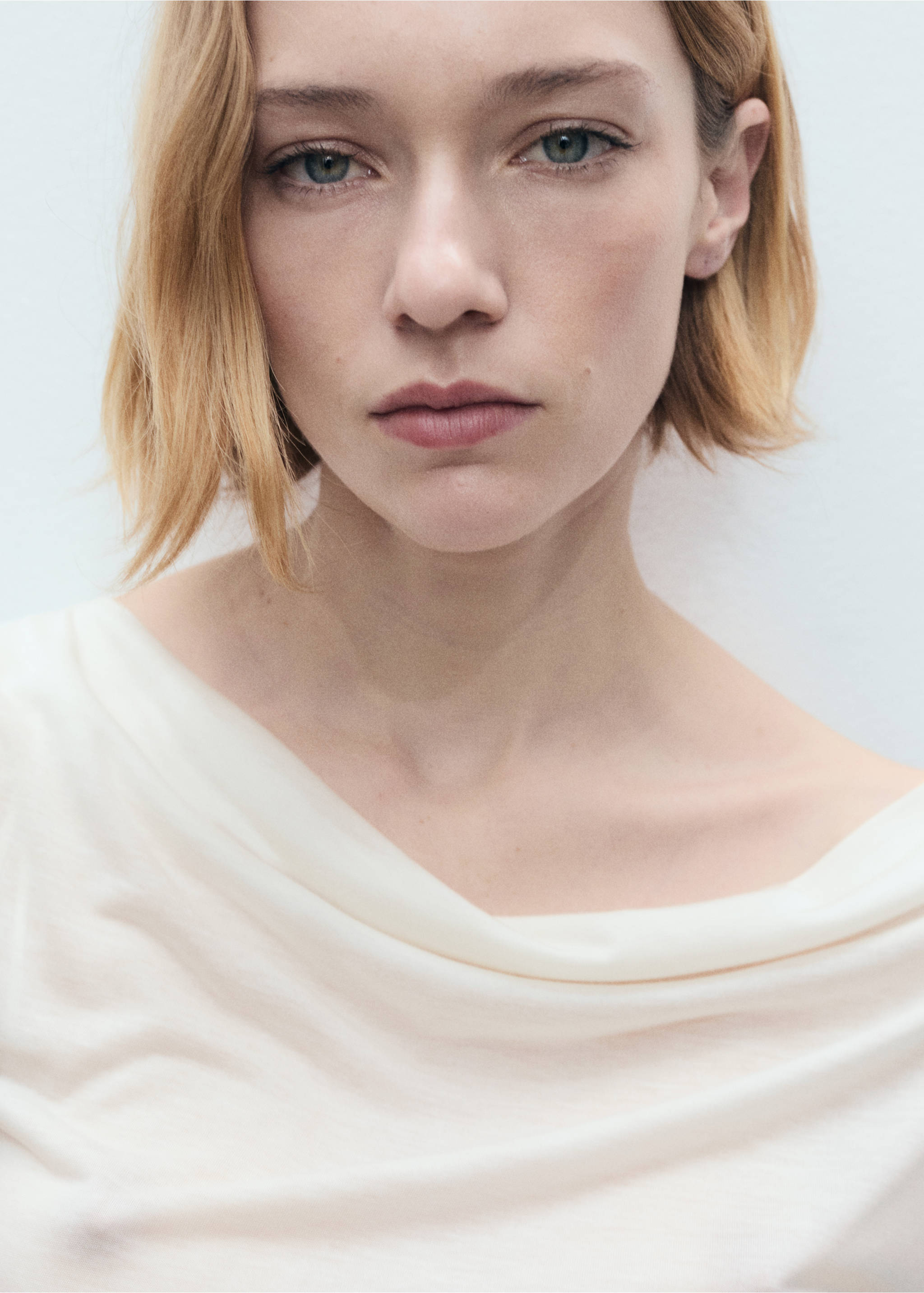 Topp i lyocell med draperad halsringning - Detaljer om artikeln 1, Rå. Ref: 87017189-00.