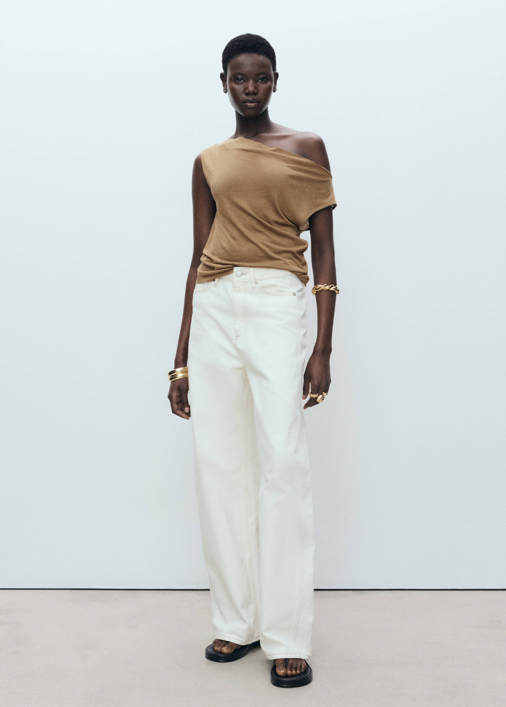 Topp i lyocell med draperad halsringning - Allmän bild