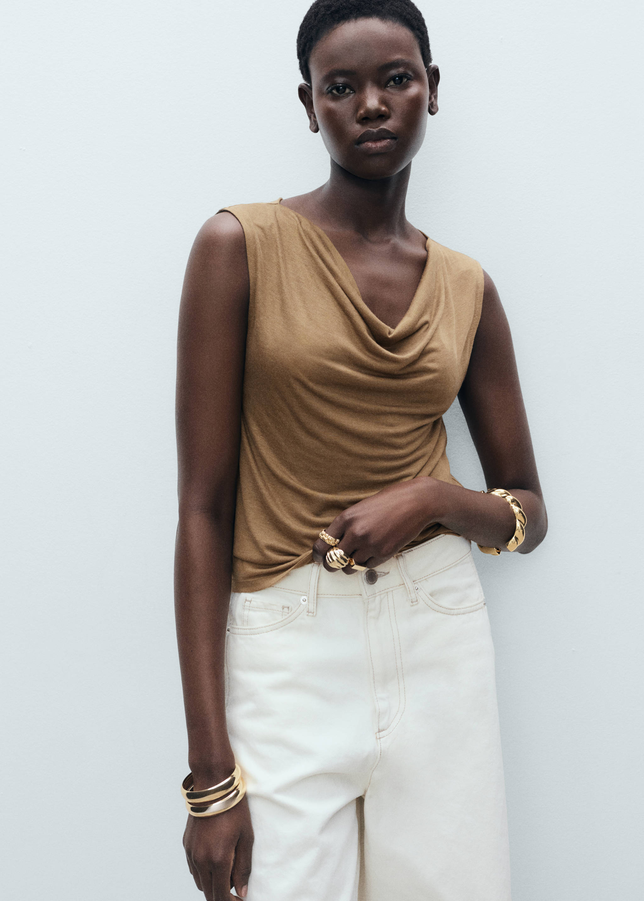 Topp i lyocell med draperad halsringning - Bild av mittparti