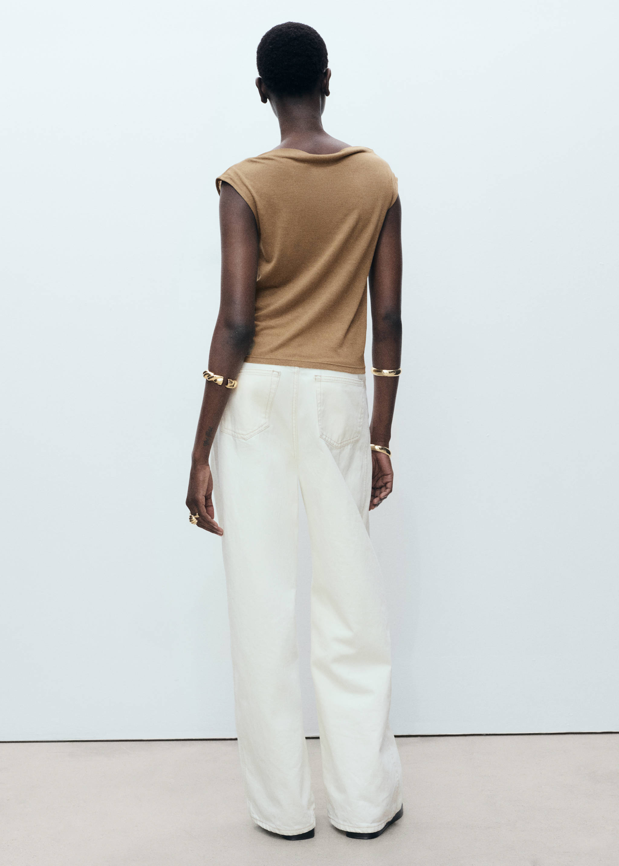 Topp i lyocell med draperad halsringning - Artikelns baksida