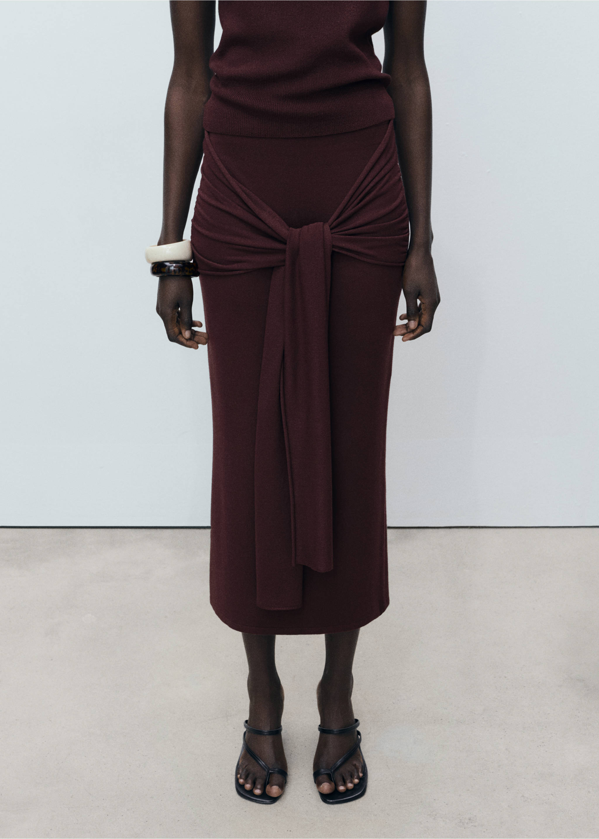 Knitted skirt with knot detail - Medium plane, Chocolate. Ref: 87017191-00.