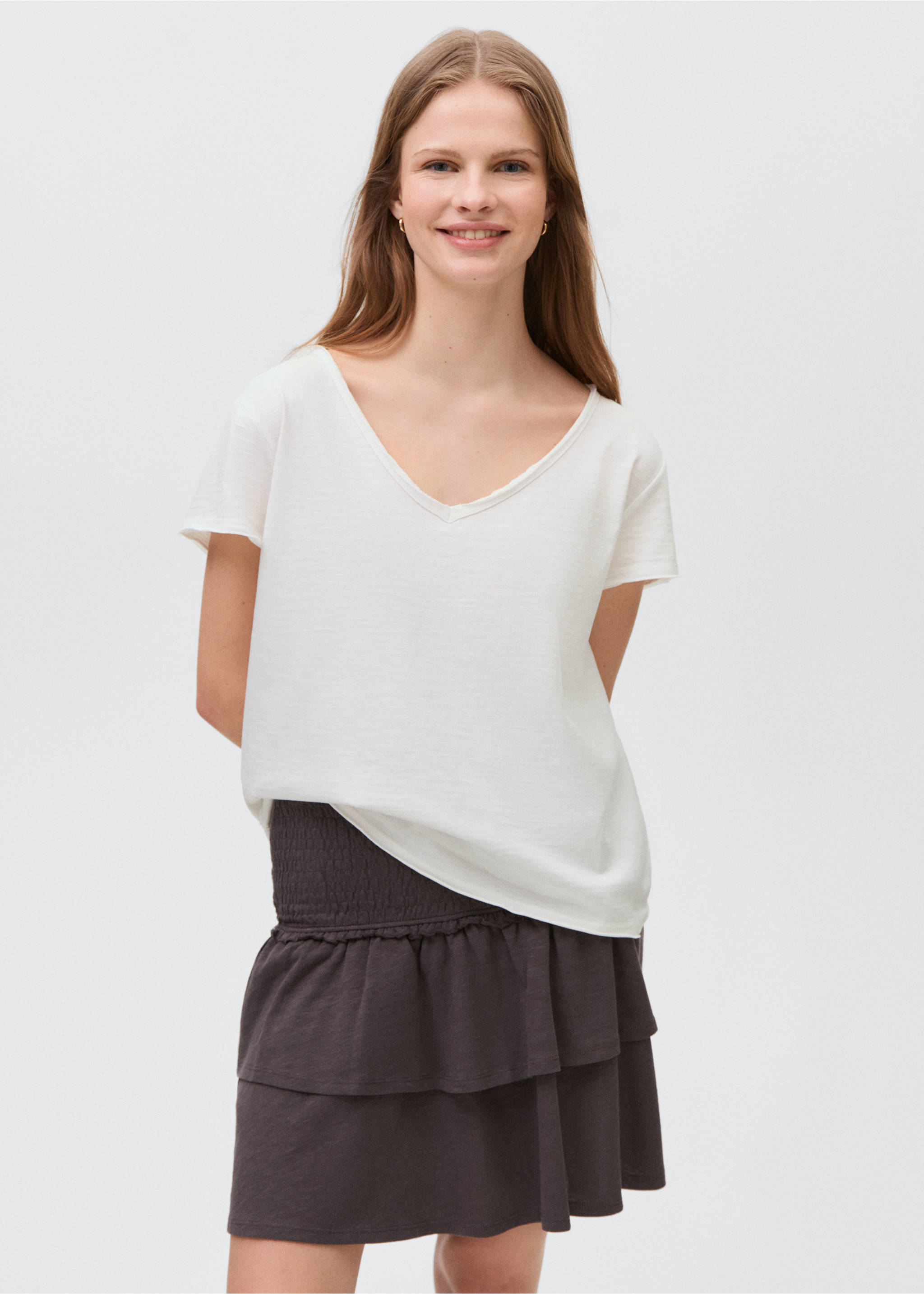 Camiseta algodón cuello pico - Plano medio, Blanco roto. Ref: 87017686-00.