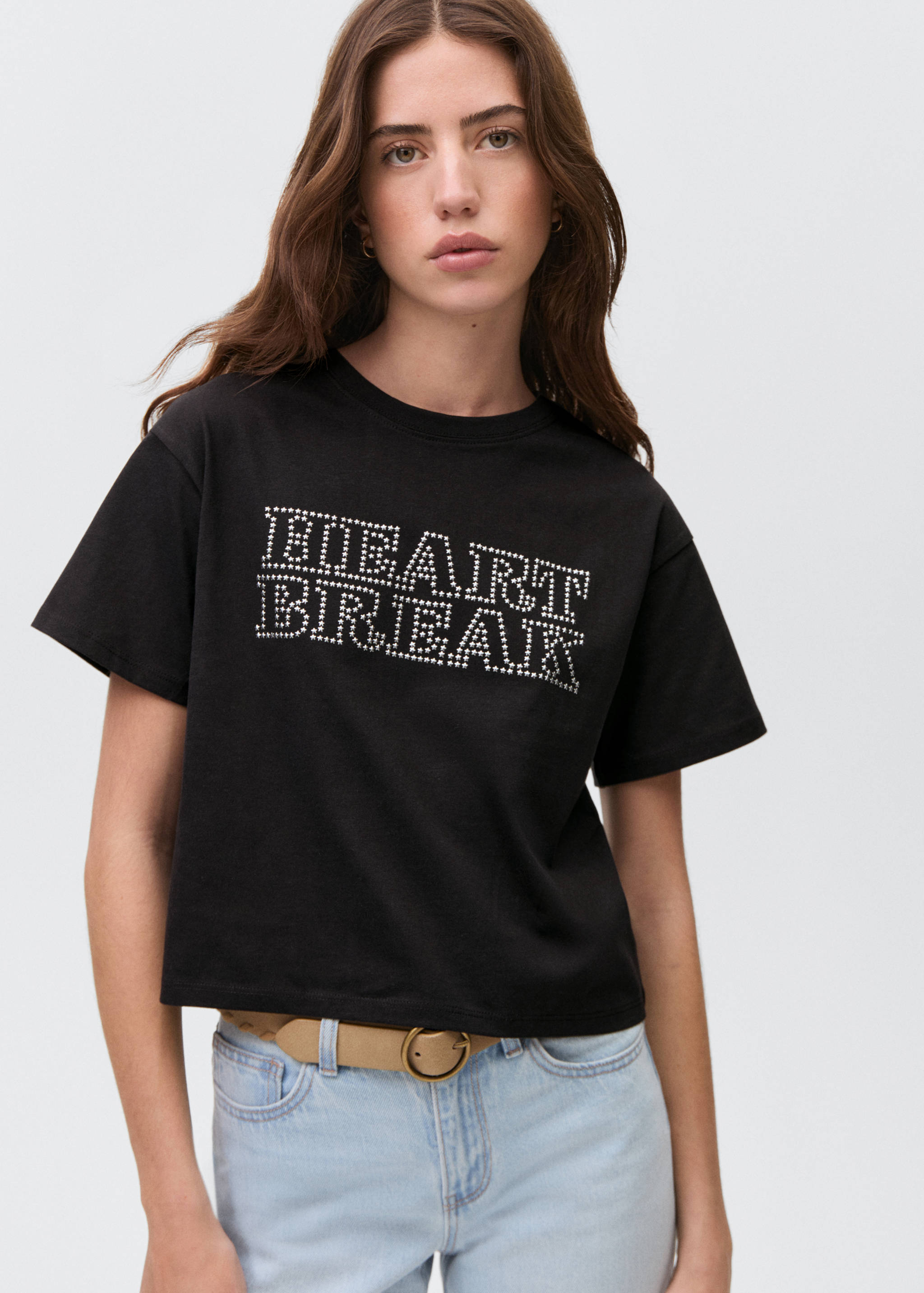 Camiseta mensaje tachuelas - Plano medio