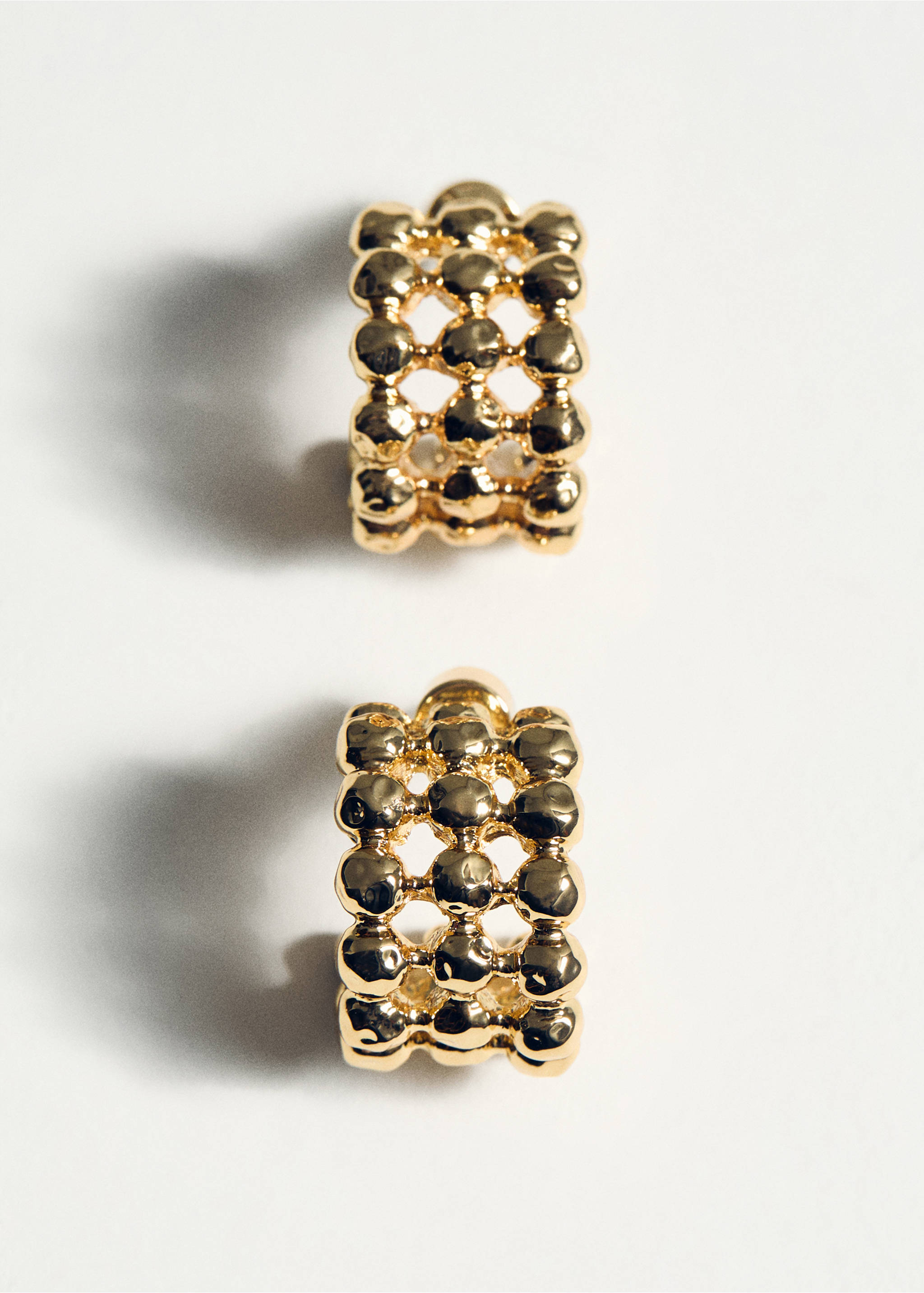 Σκουλαρίκια με κρίκους και μπάλες - Λεπτομέρεια του προϊόντος 5, Χρυσό. Ref: 87017704-00.
