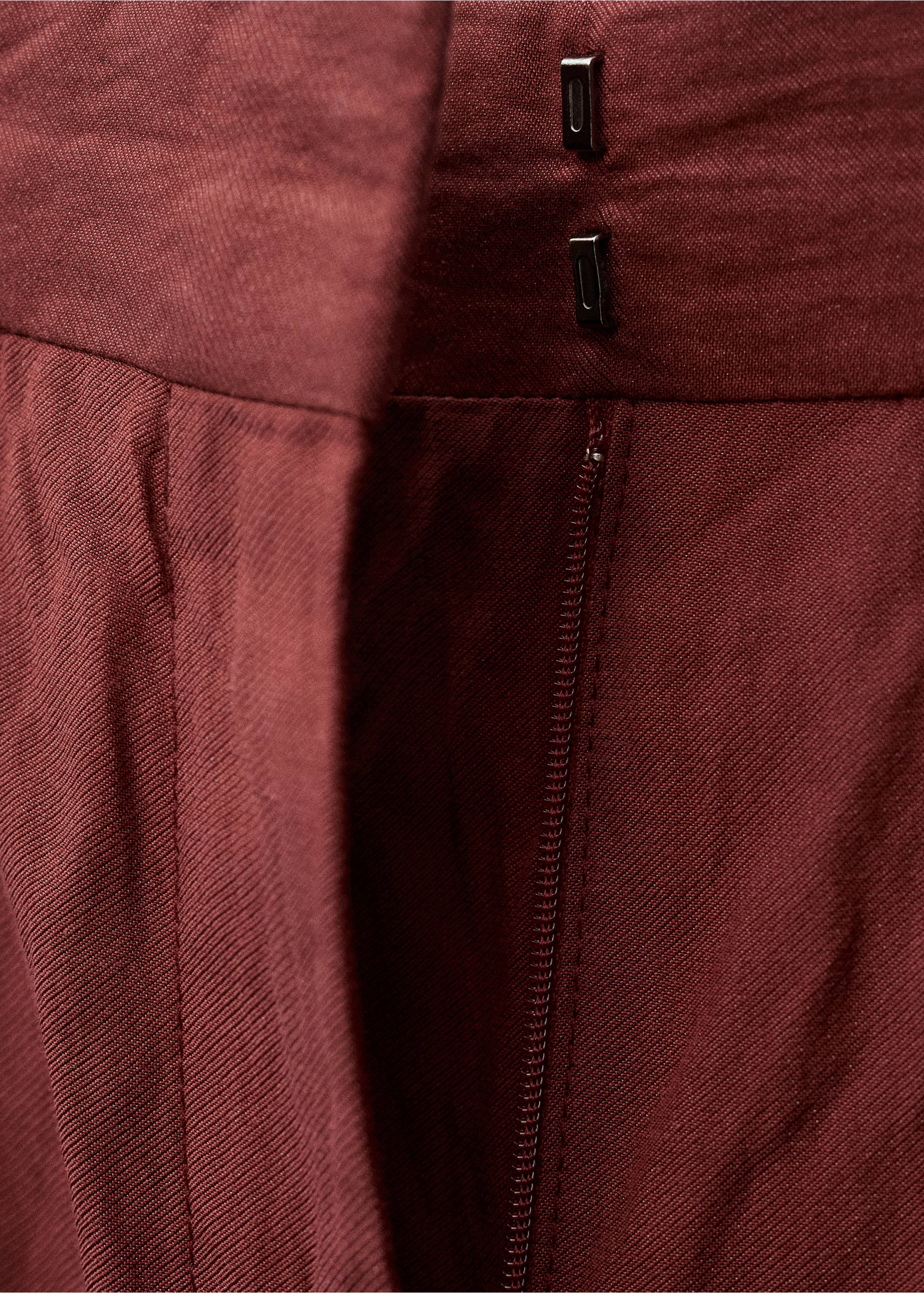 Wideleg-Anzughose mit Knitter-Effekt - Detail des Artikels 0, Weinrot. Ref: 87017718-00.