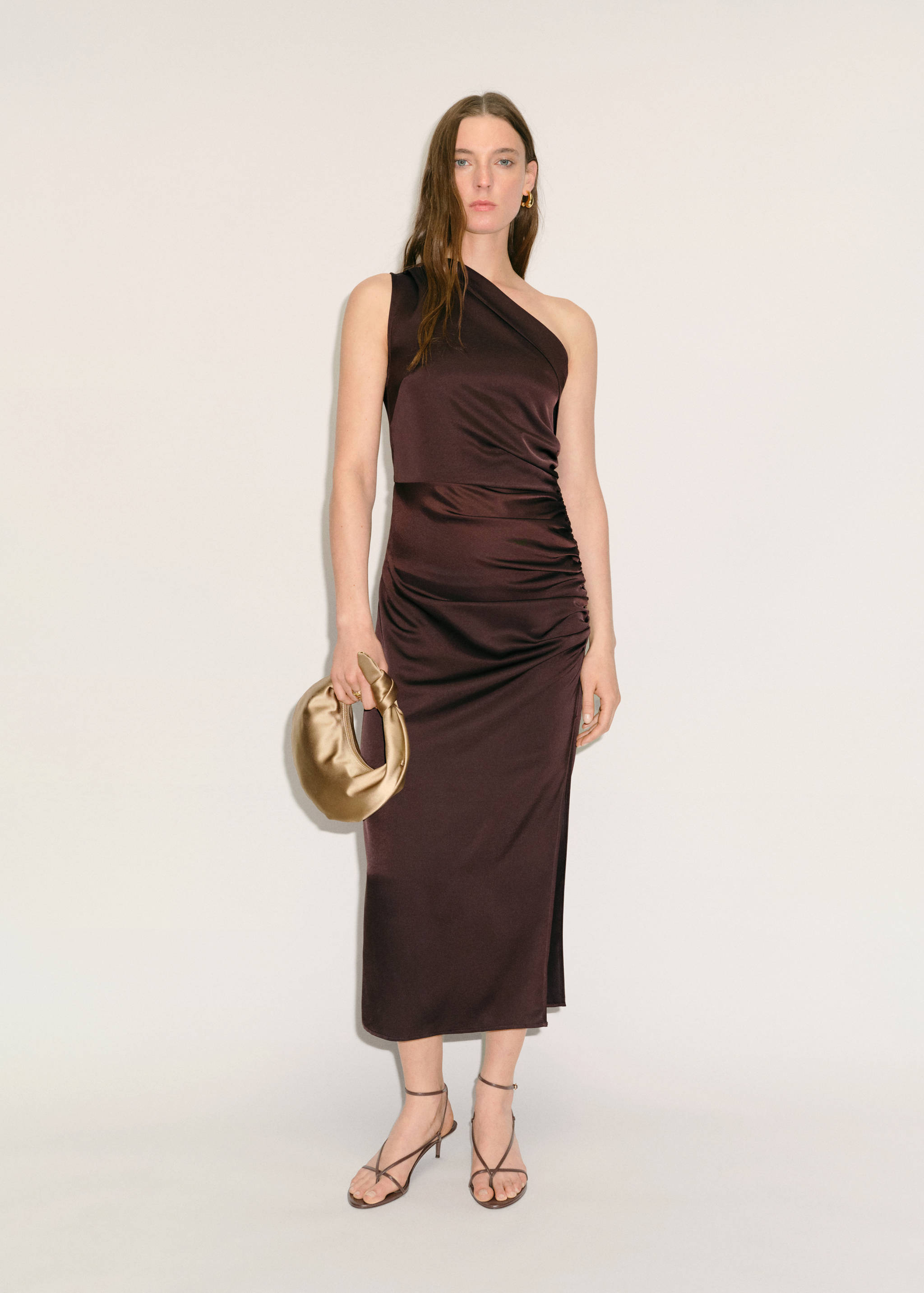 Robe asymétrique satinée avec fronce latérale - Plan général