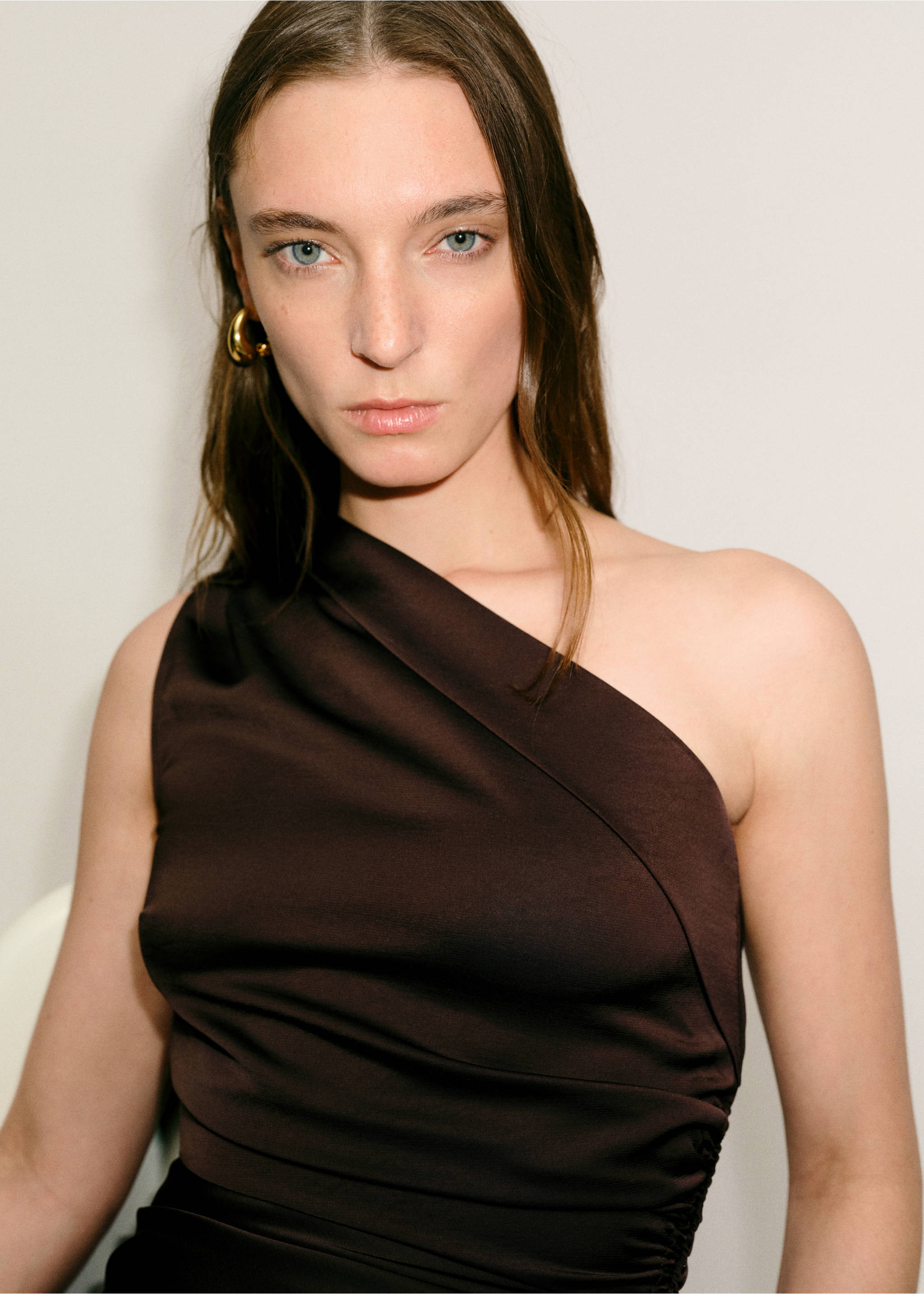 Robe asymétrique satinée avec fronce latérale - Détail de l'article 1, Marron. Ref: 87018647-00.