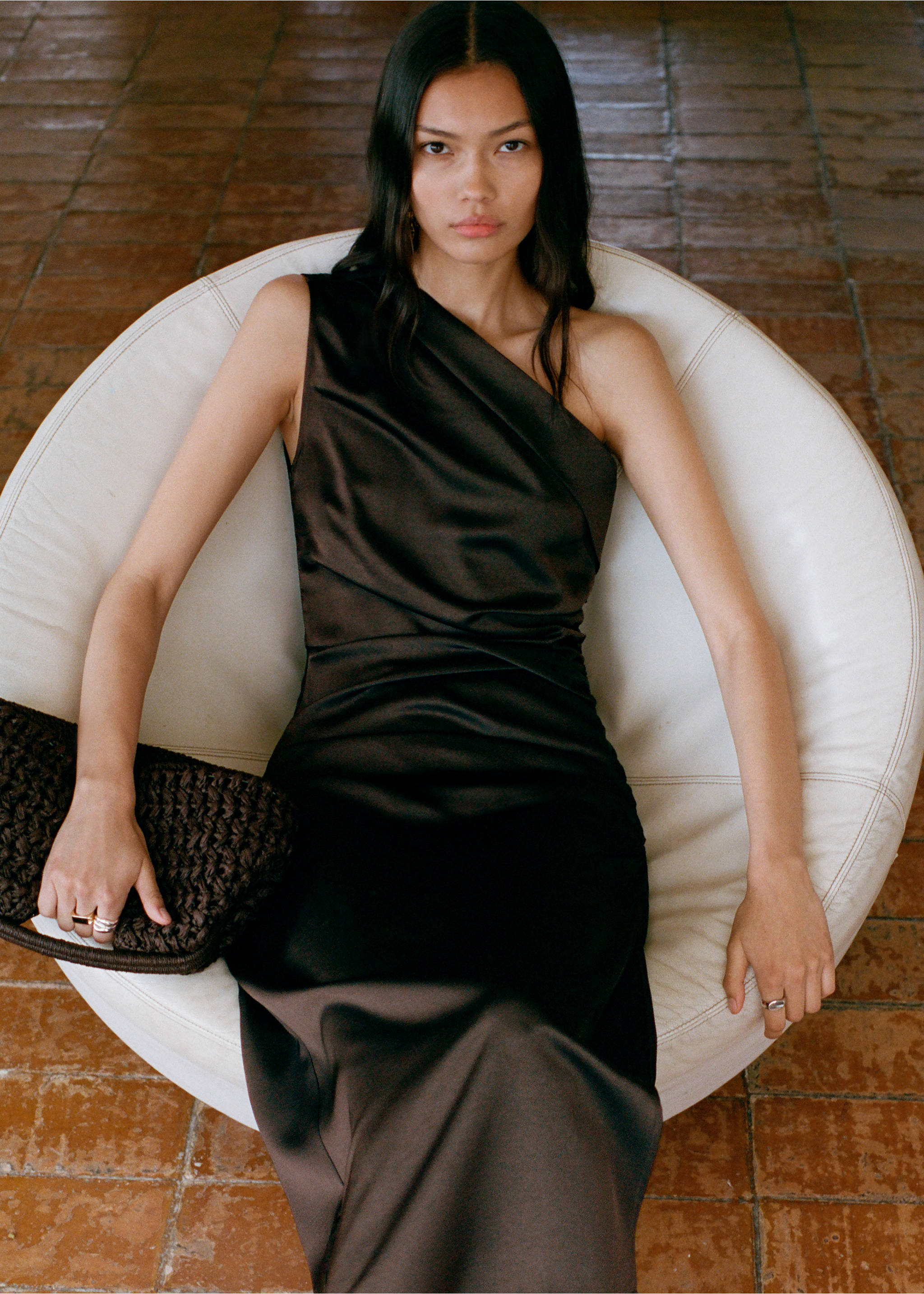 Robe asymétrique satinée avec fronce latérale - Détail de l'article 7, Marron. Ref: 87018647-00.