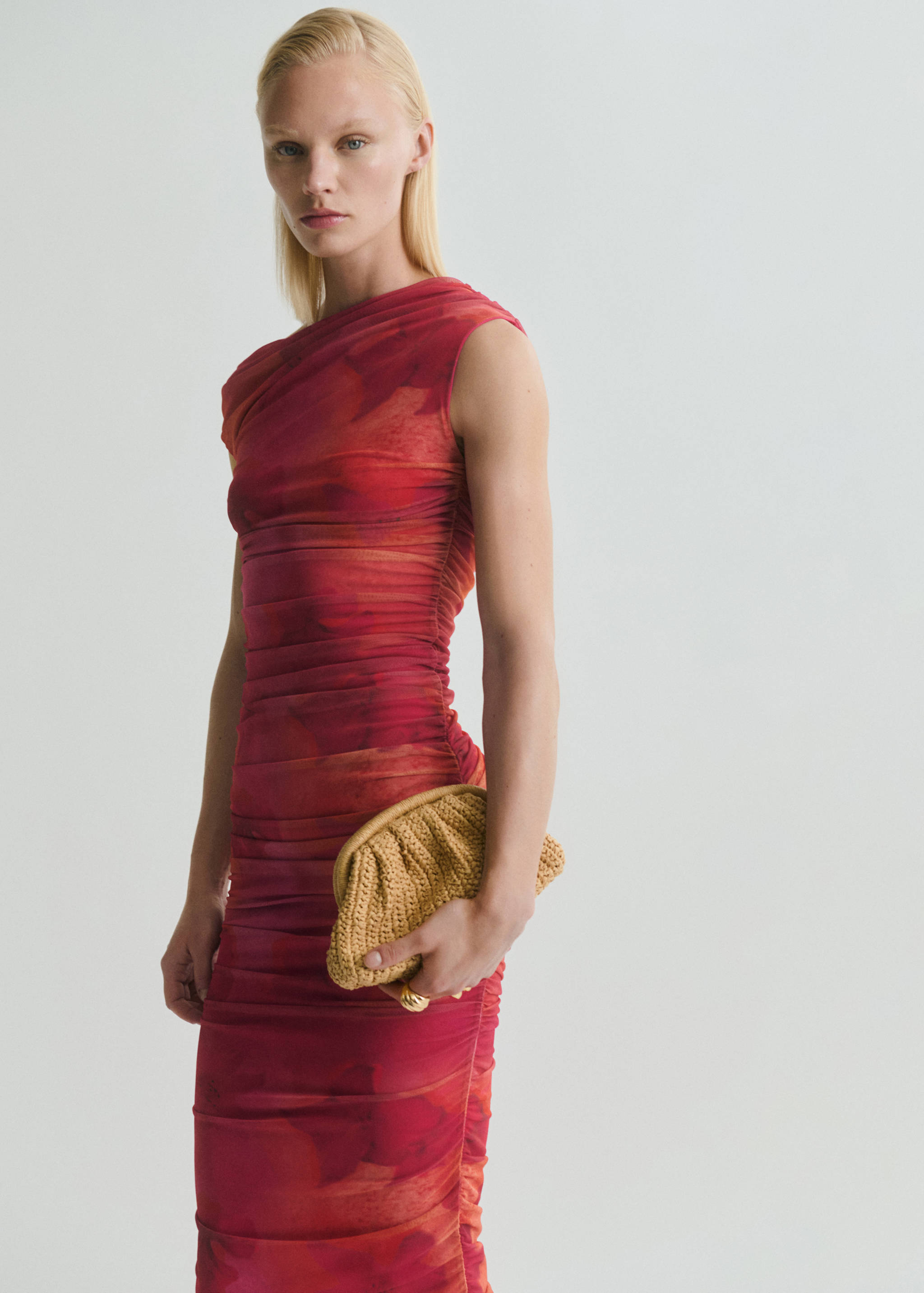 Midi-Kleid mit Blumenmuster und asymmetrischem Ausschnitt - Mittlere Ansicht