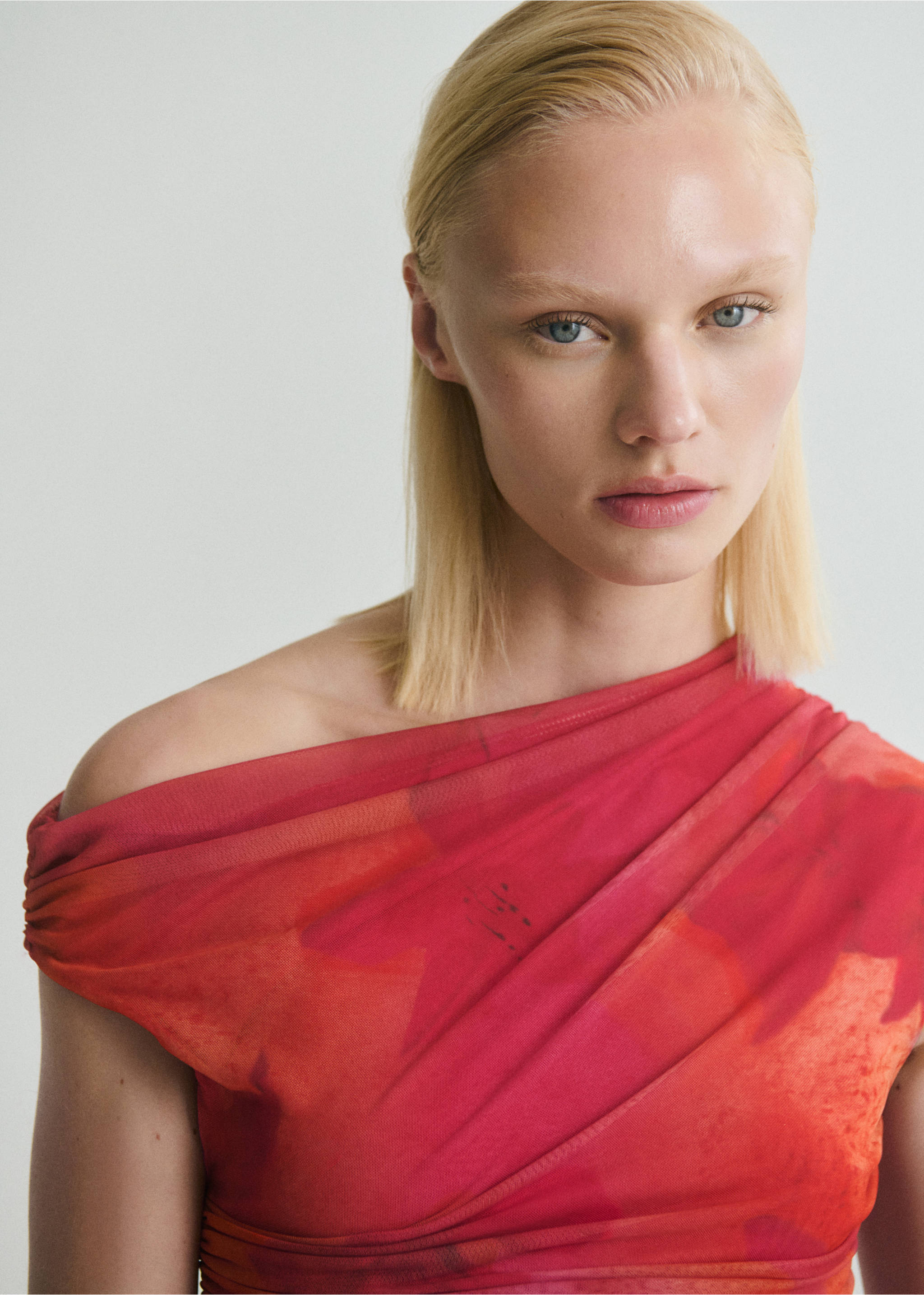 Midi-Kleid mit Blumenmuster und asymmetrischem Ausschnitt - Detail des Artikels 1, Fuchsia. Ref: 87018655-00.