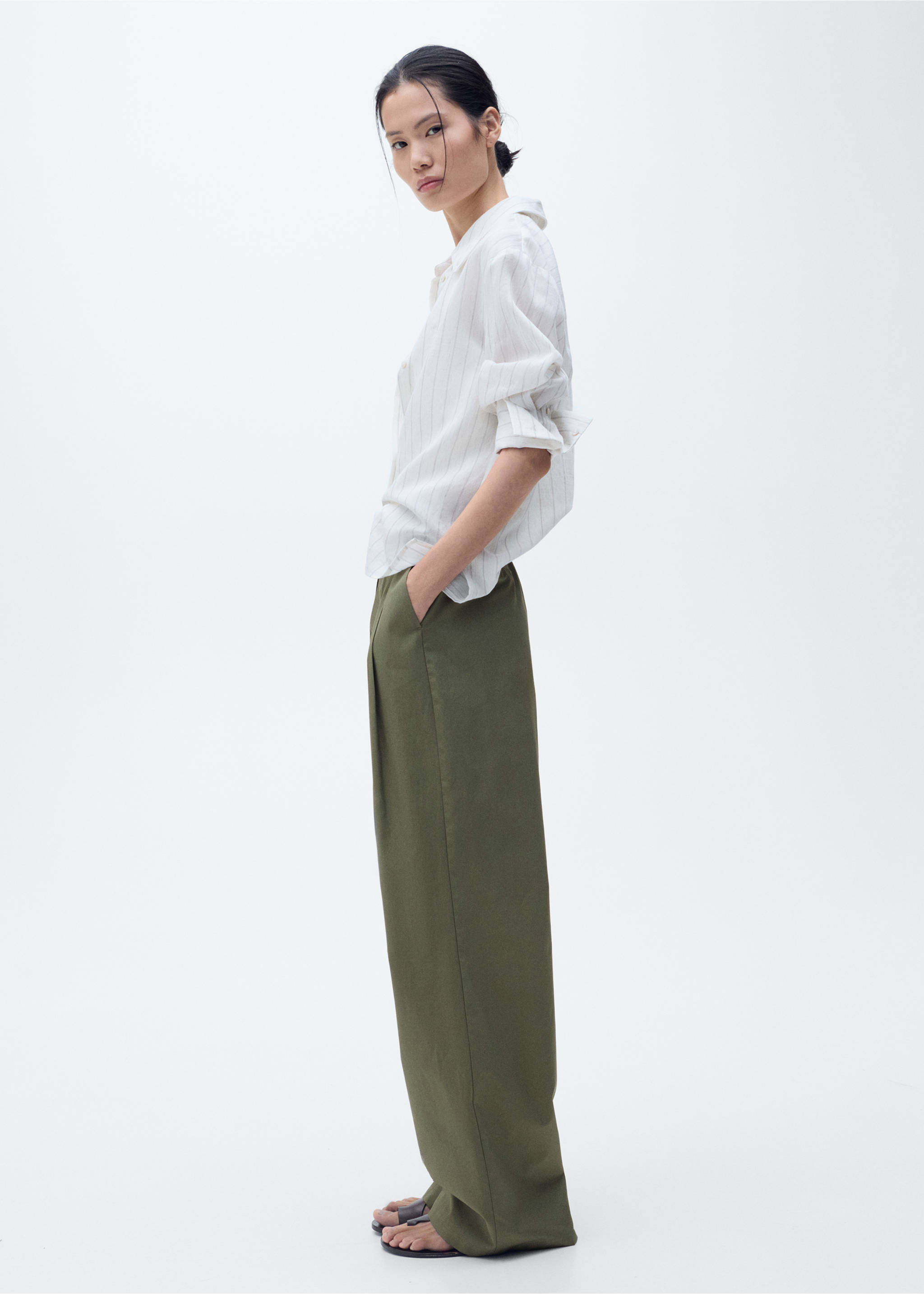Wide leg trousers with belt - Details of the article 2, Khaki. Ref: 87019066-00.