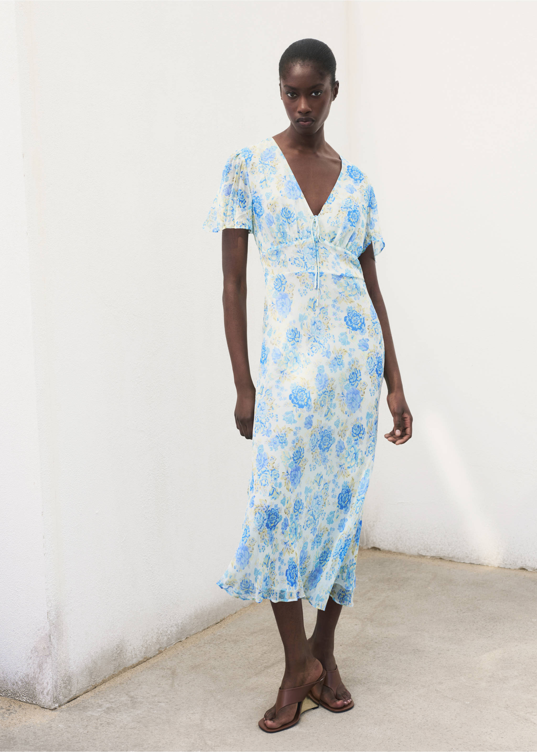 Vestido midi floral manga corta - Plano general, Azul. Ref: 87019068-00.