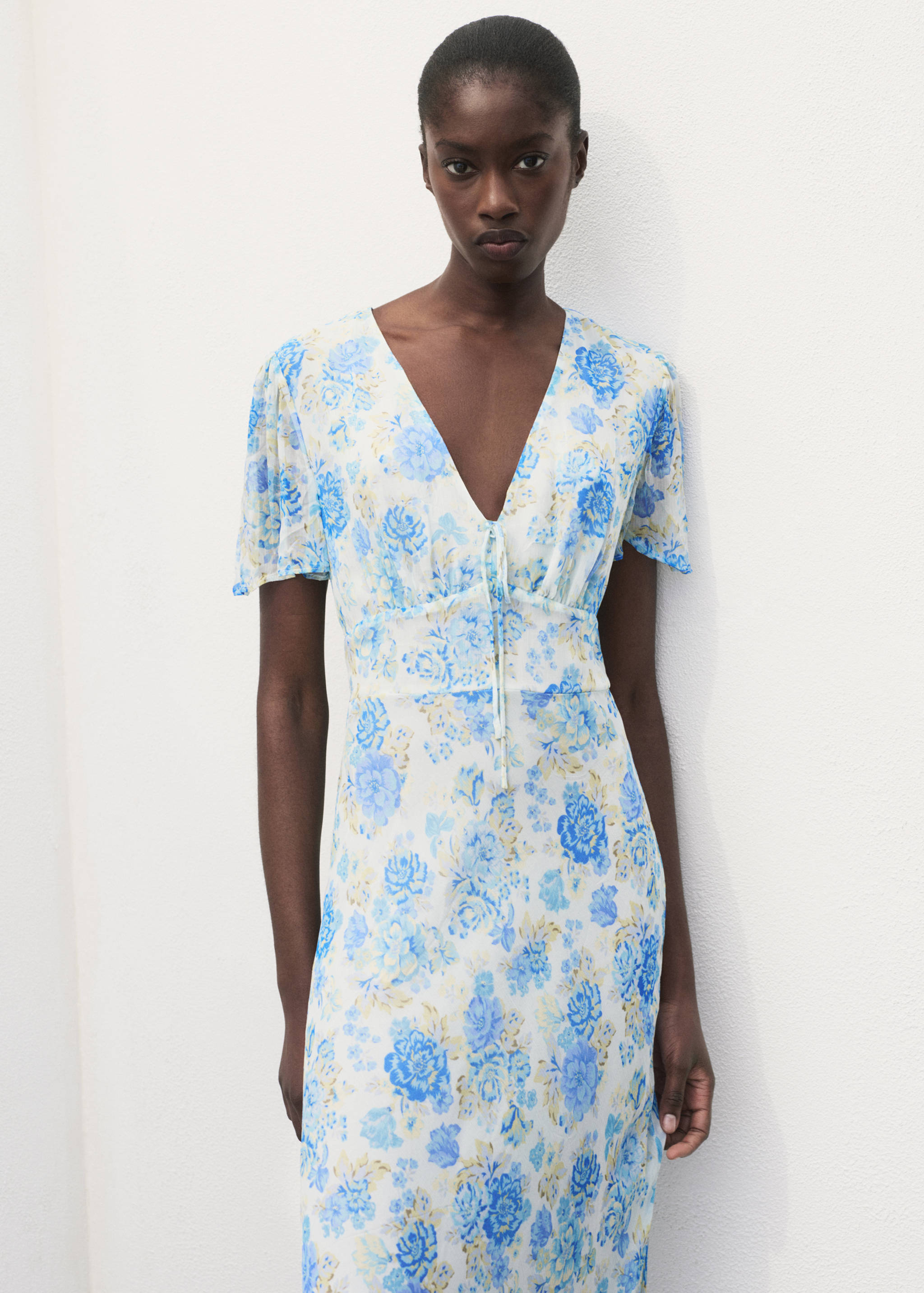 Vestido midi floral manga corta - Plano medio