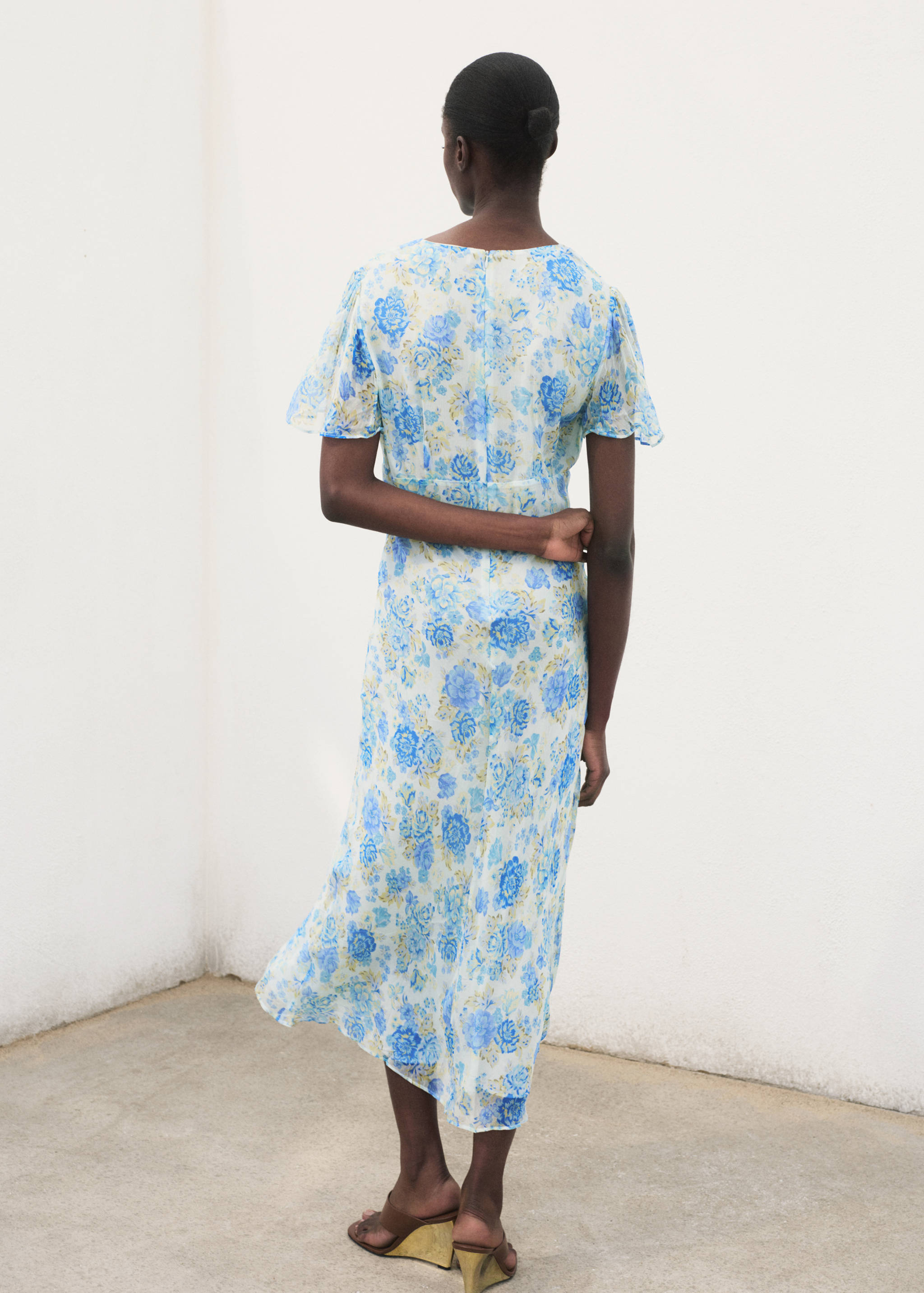 Vestido midi floral manga corta - Reverso del artículo