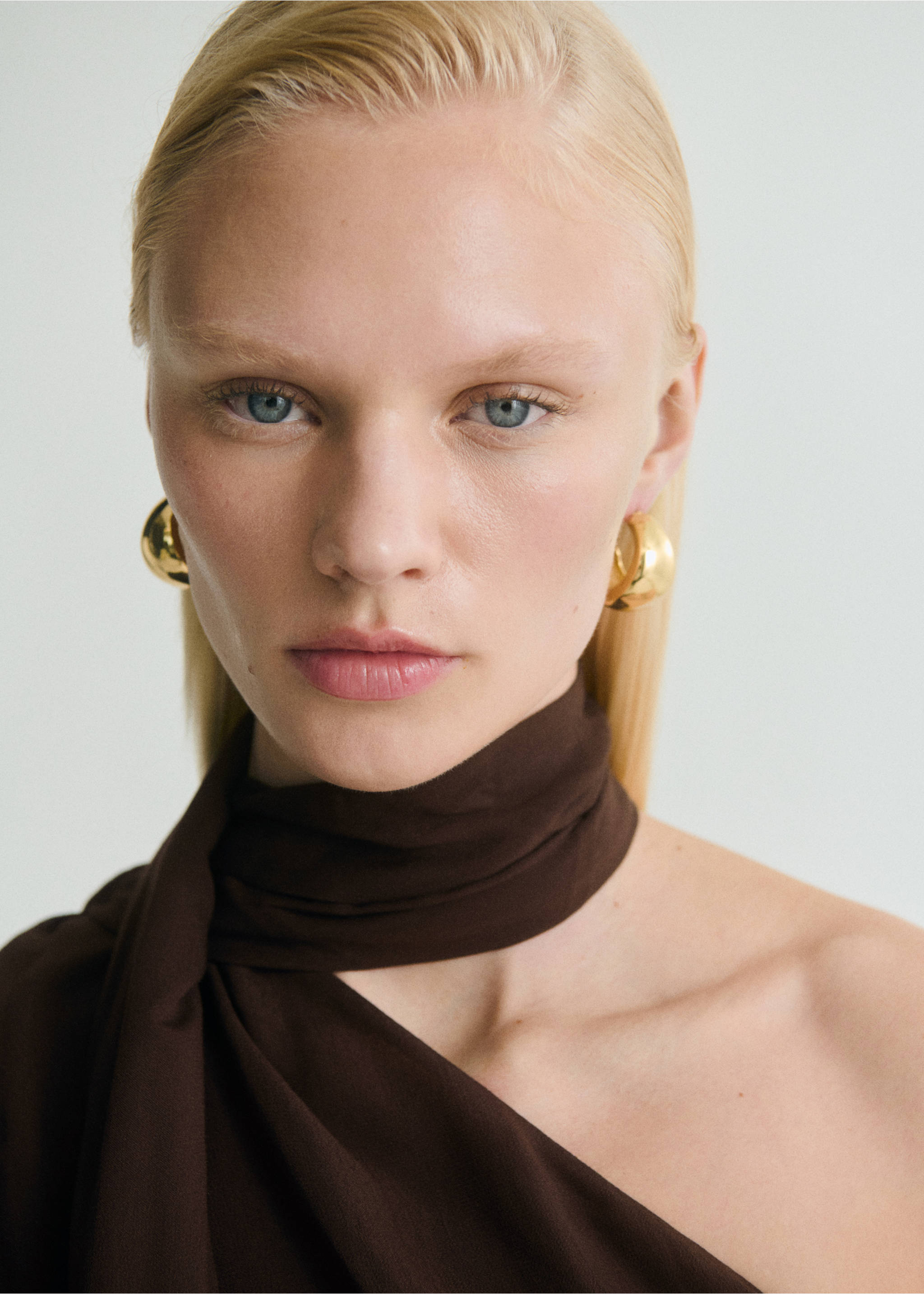 Blouse asymétrique avec foulard et détails à franges - Détail de l'article 1, Marron. Ref: 87019070-00.