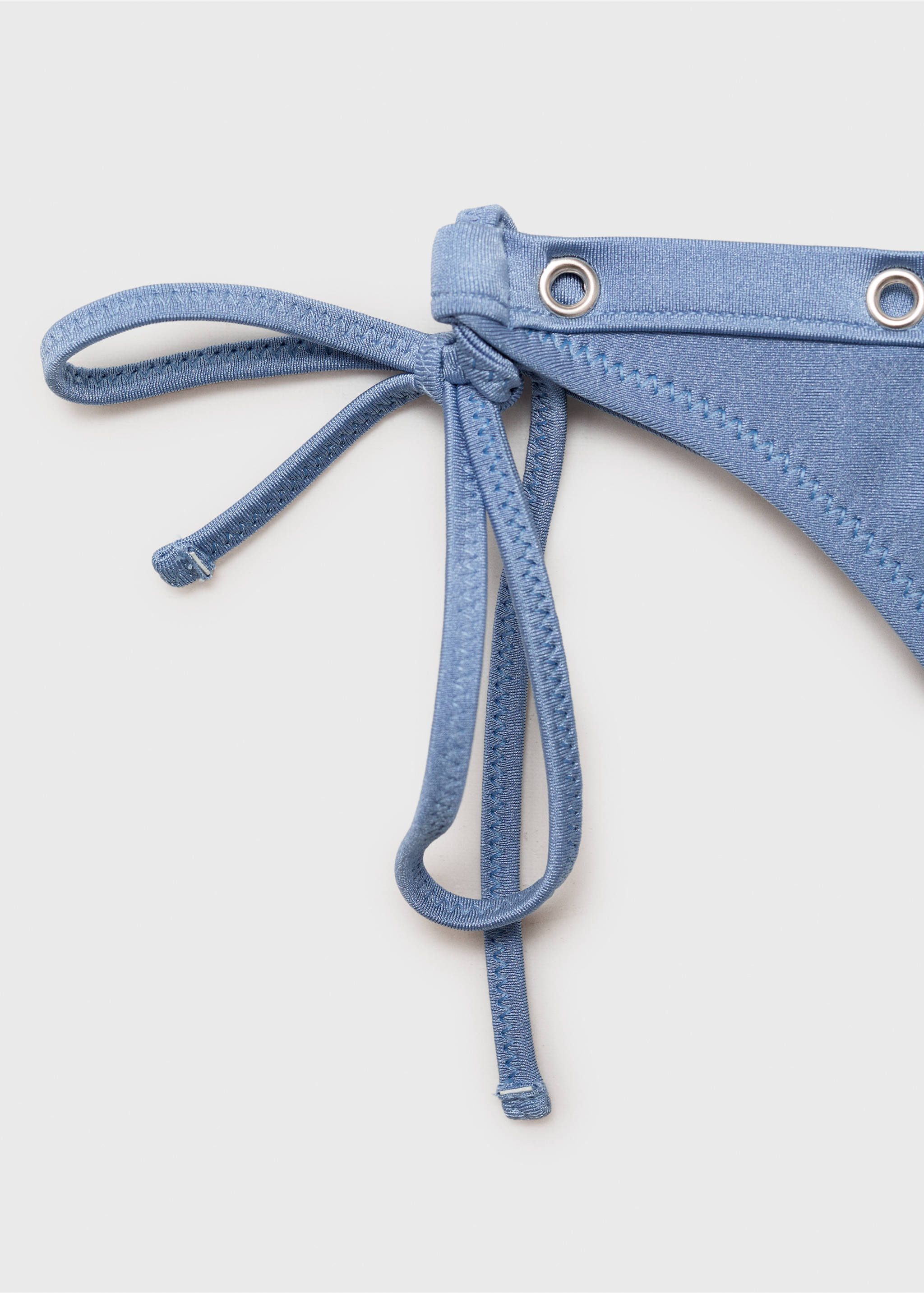 Bikinibroekje met eyeletsdetail - Detail van het artikel 0, Hemelsblauw. Ref: 87019212-00.